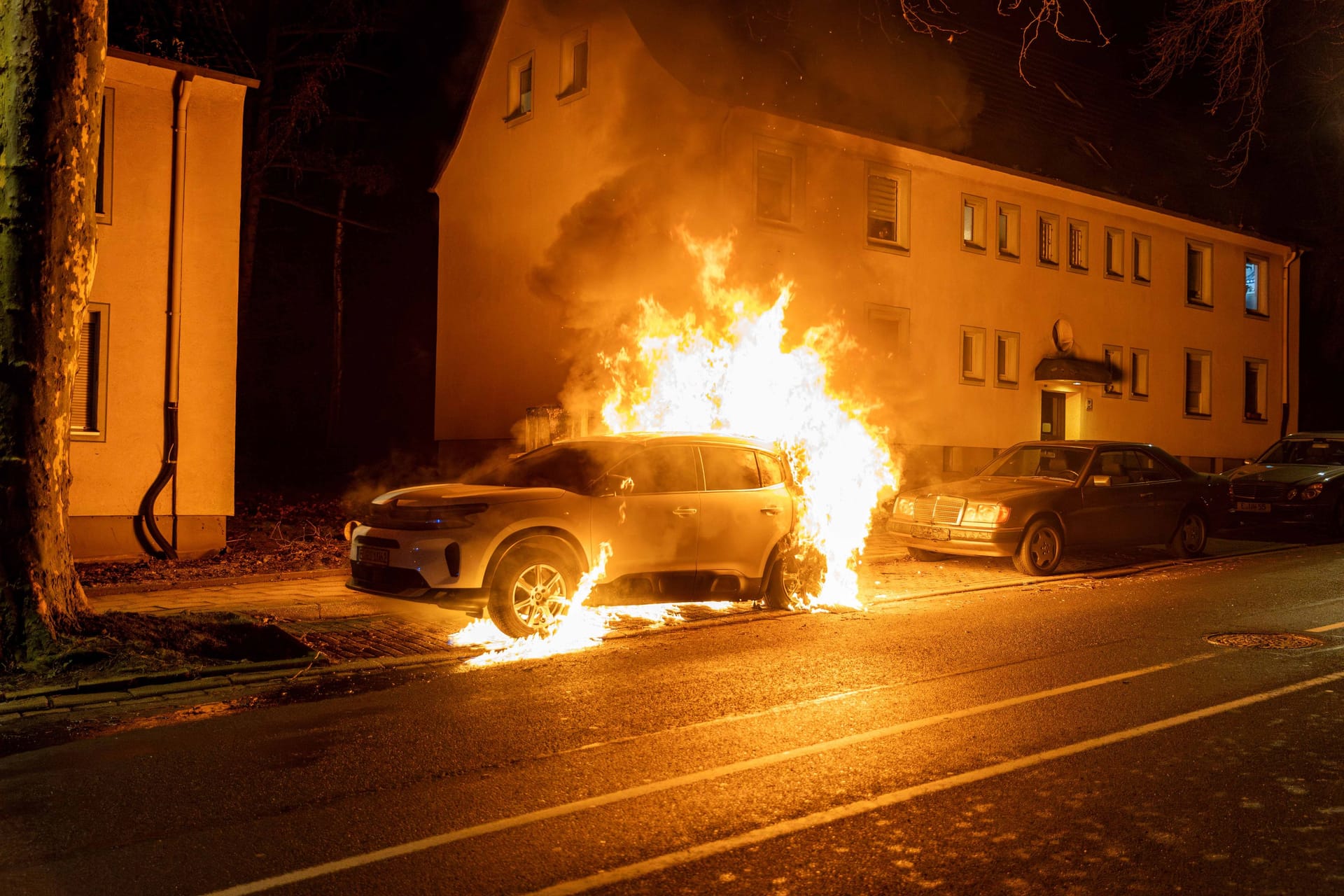 Der Citroën brannte lichterloh: Meterhohe Flammen schlugen in der Nacht auf Sonntag in die Luft.