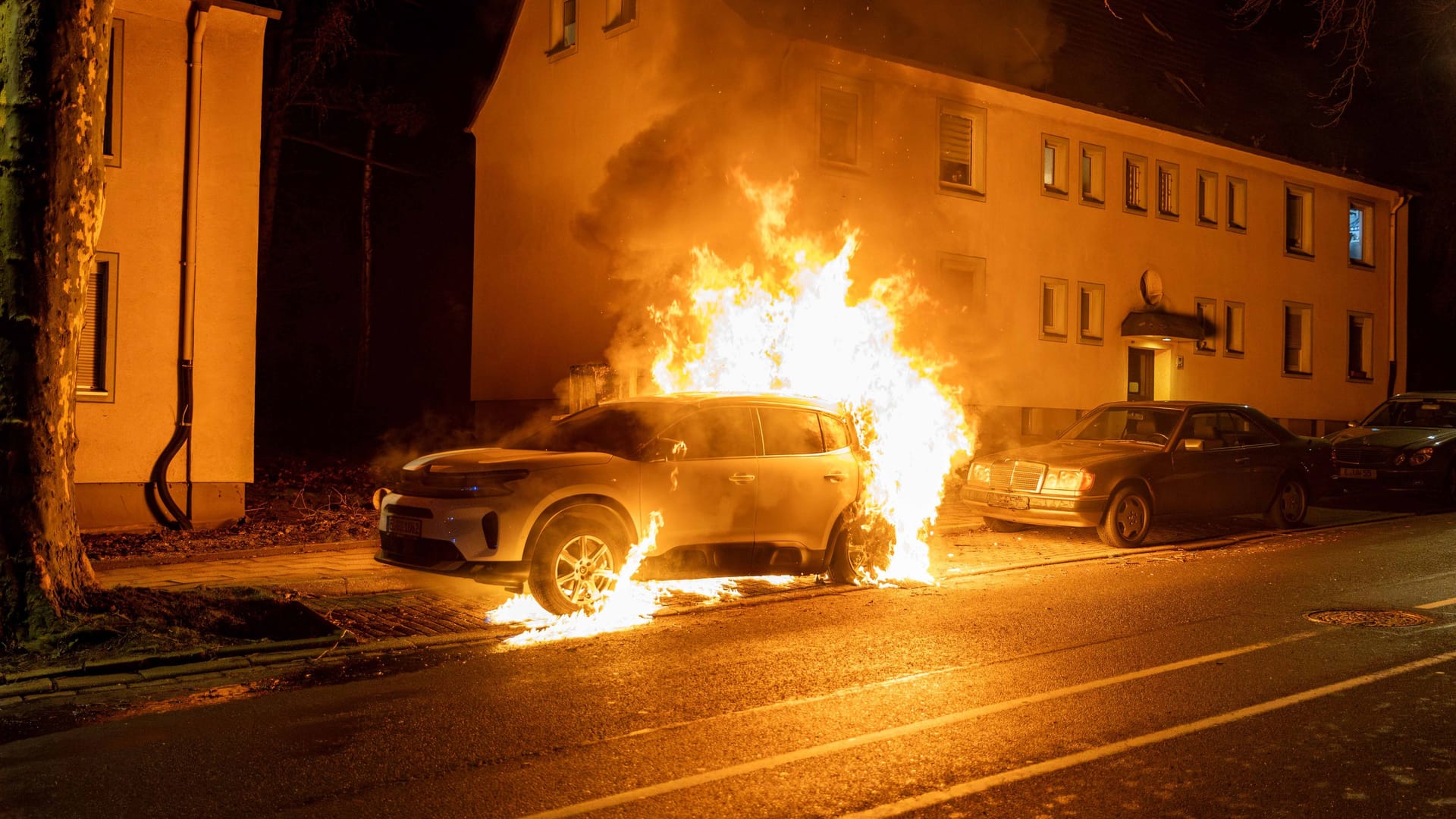 Der Citroën brannte lichterloh: Meterhohe Flammen schlugen in der Nacht auf Sonntag in die Luft.