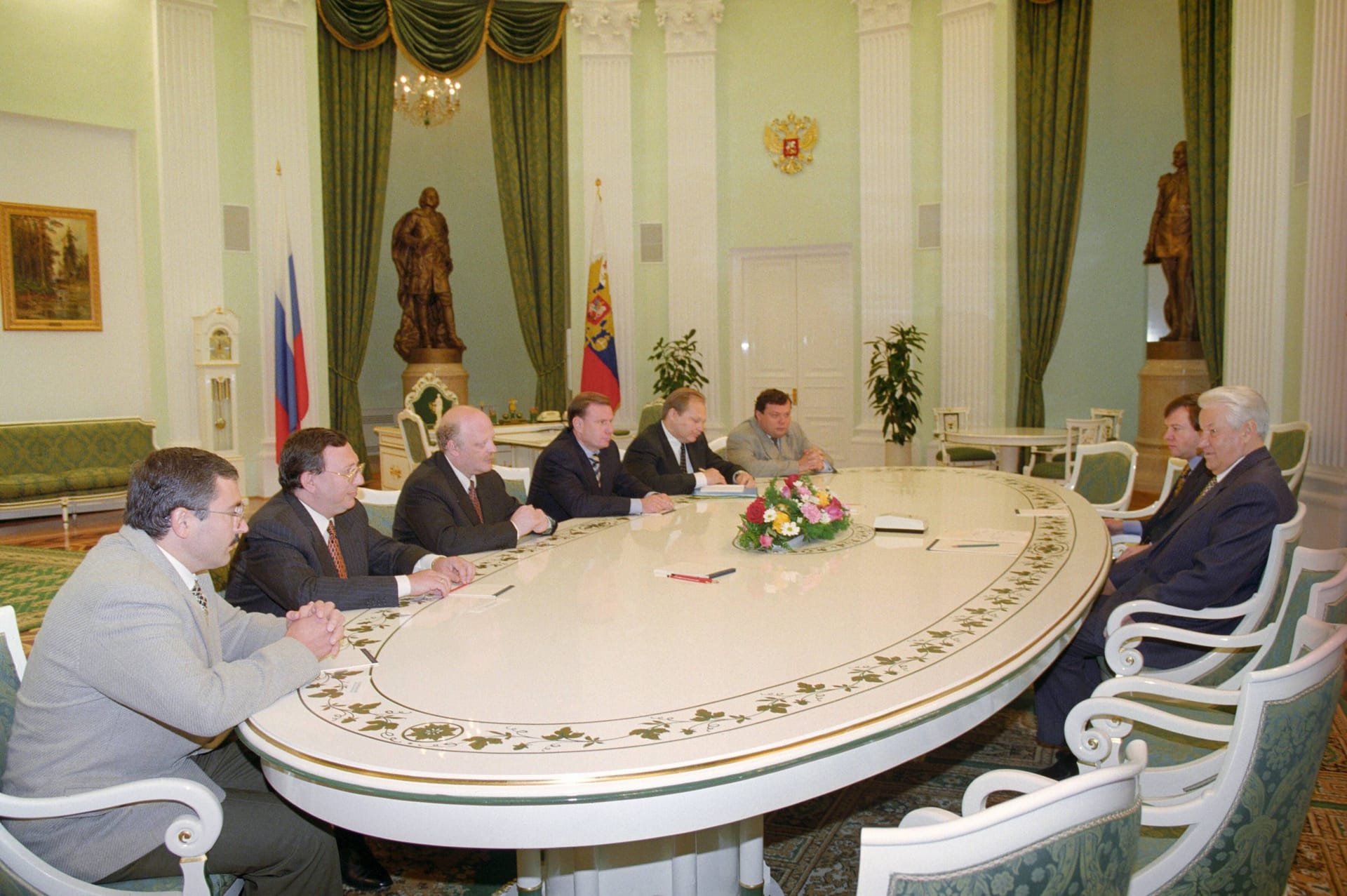 Boris Jelzin beim Treffen mit russischen Oligarchen 1997: Der damalige Präsident wurde von den mächtigen Wirtschaftsbossen gestützt. (Archivfoto)