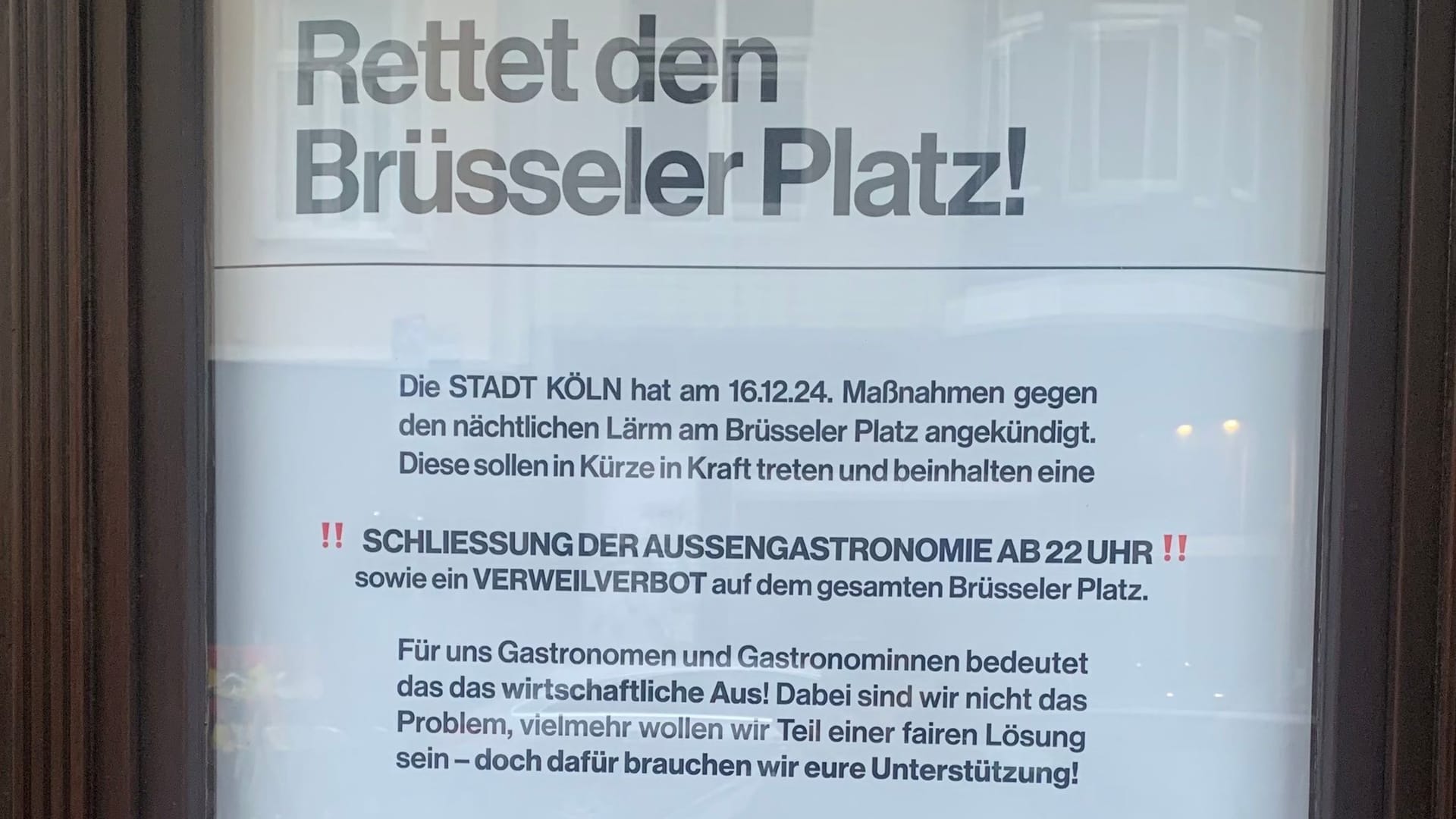 Belgisches Viertel: Im gesamten Veedel hängen Plakate mit der Aufschrift "Rettet den Brüssler Platz".