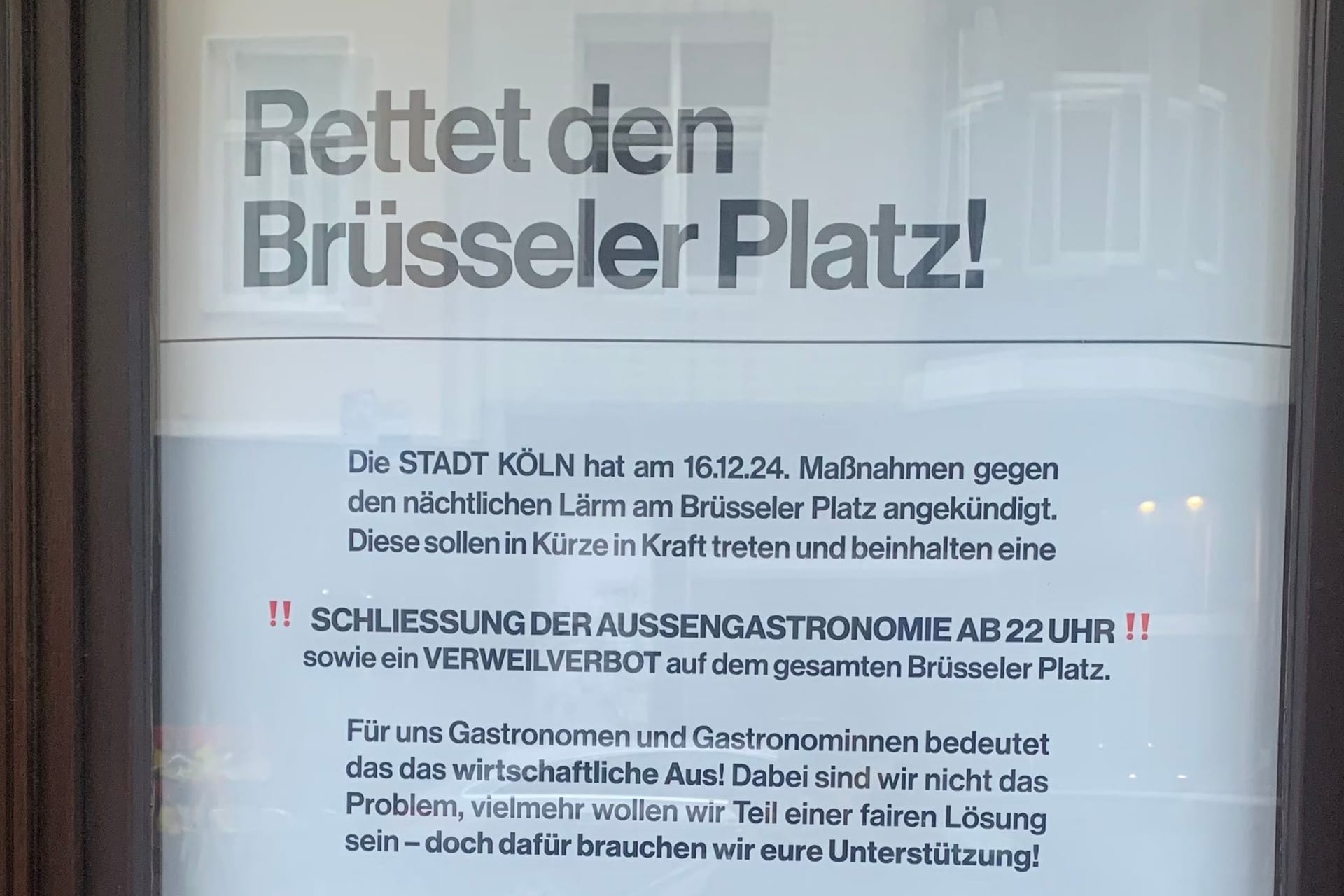 Belgisches Viertel: Im gesamten Veedel hängen Plakate mit der Aufschrift "Rettet den Brüssler Platz".