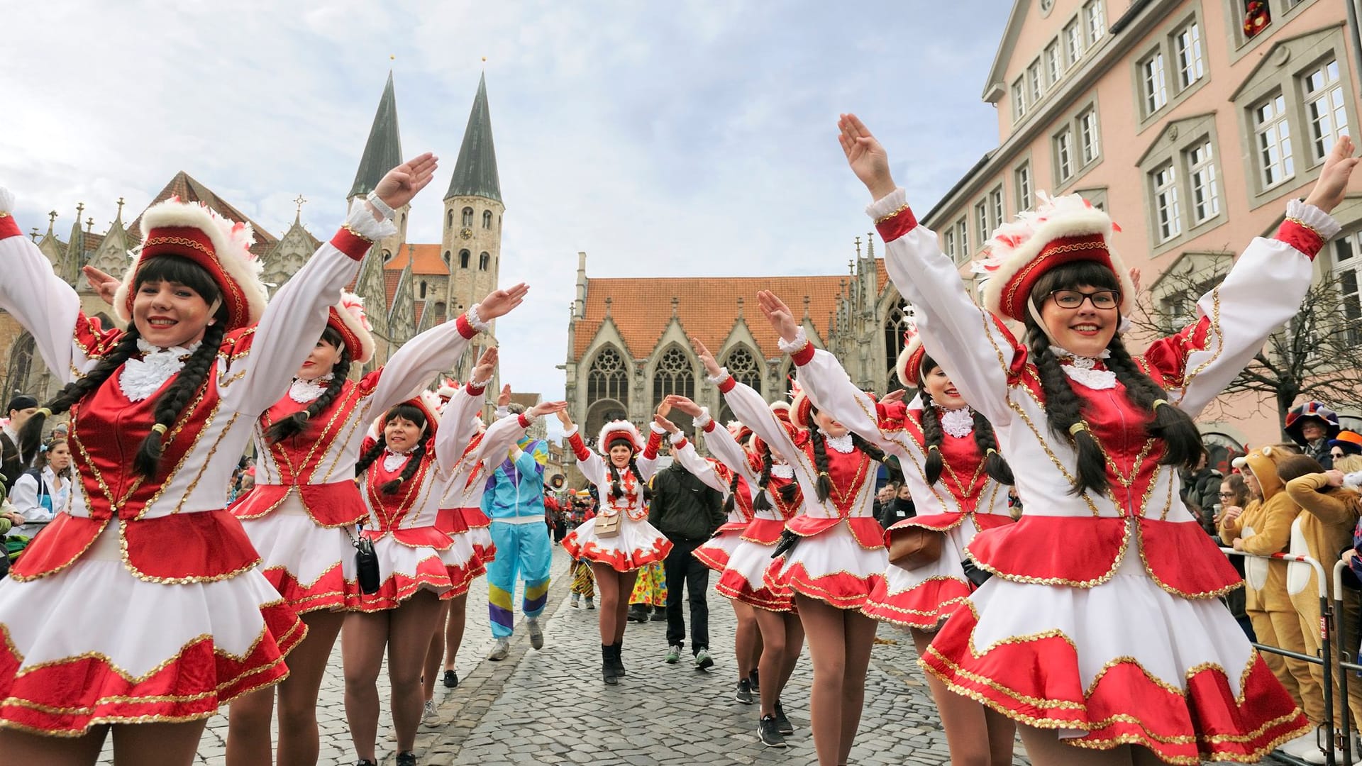 Brunswiek Helau! Der Braunschweiger Karnevalsumzug zieht am 2. März durch die Innenstadt.