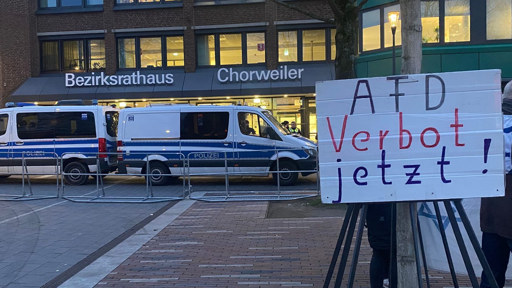 Kreisparteitag der AfD in Köln: Protestschild vor dem Bezirksrathaus Chorweiler.