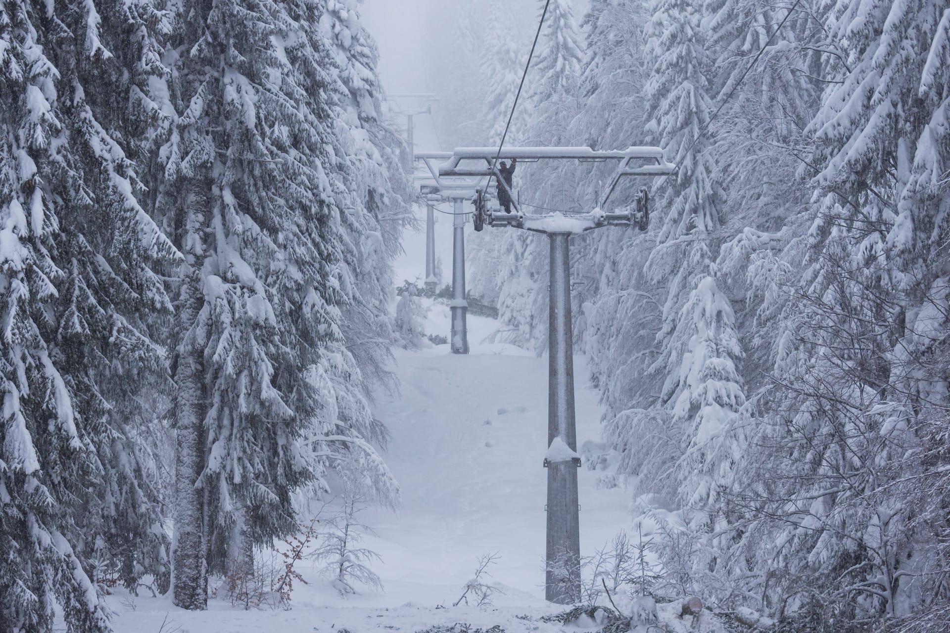 Extremer Schneefall auf der Skipiste: Was gilt für Skifarer, wenn der Lift nicht fährt?