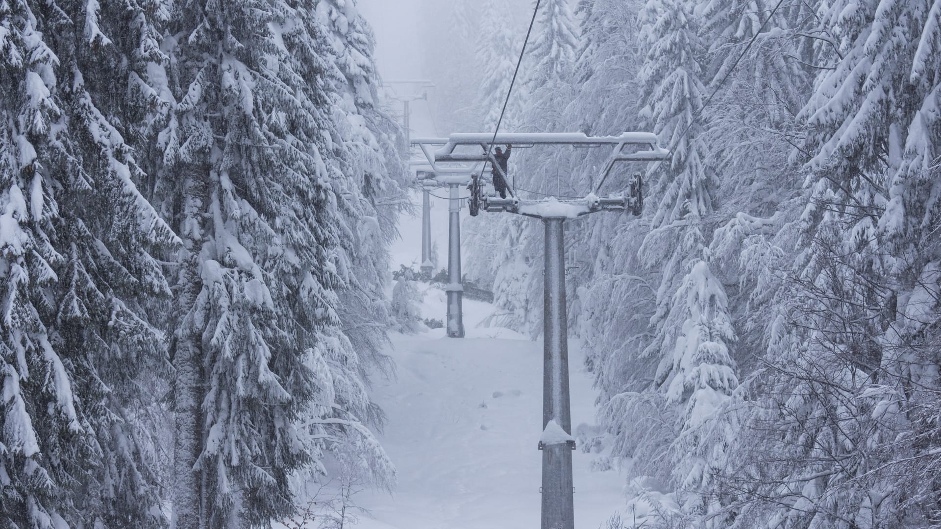 Extremer Schneefall auf der Skipiste: Was gilt für Skifarer, wenn der Lift nicht fährt?