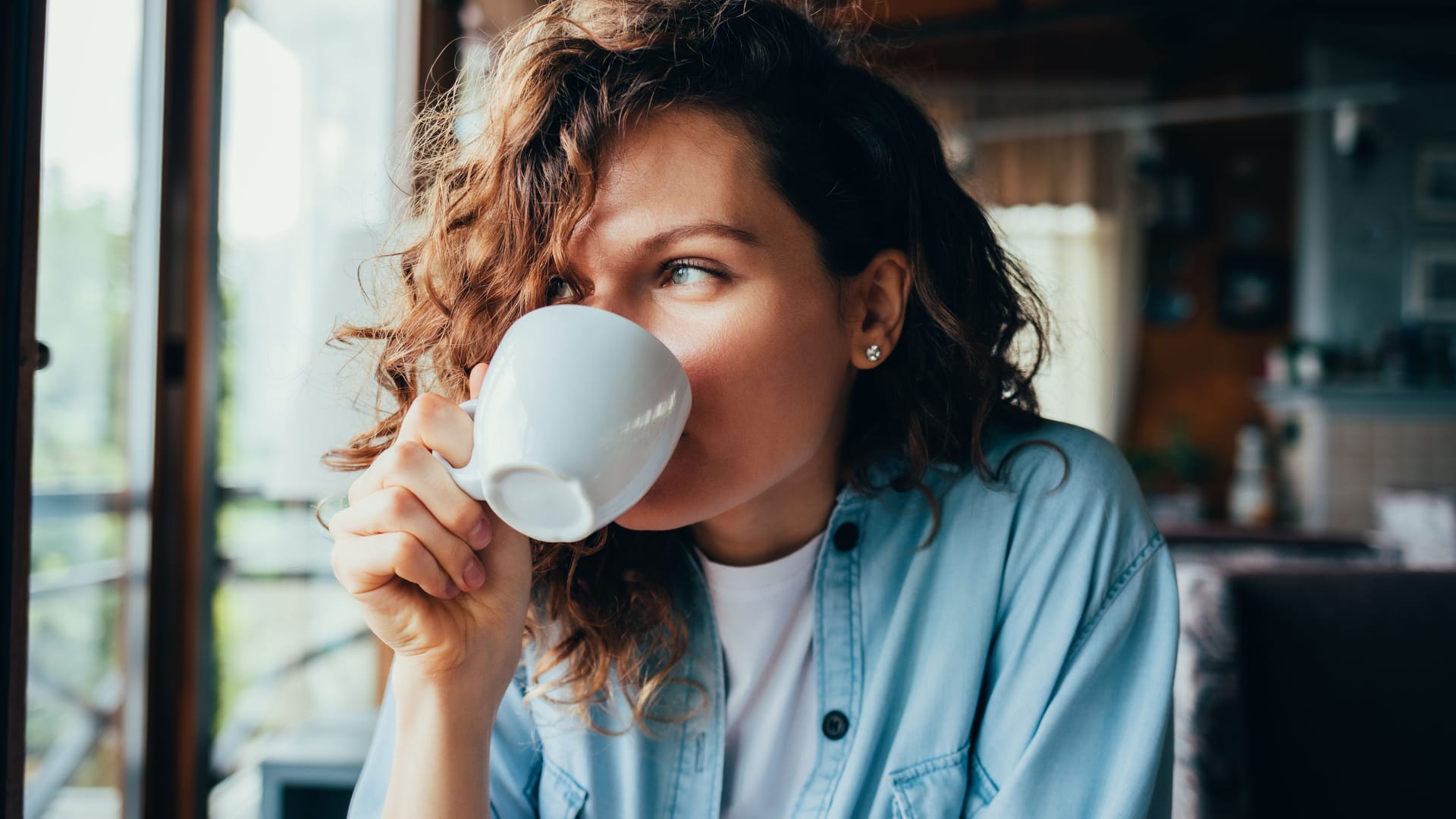 Kaffee am Morgen: Regelmäßiger Kaffeekonsum könnte gesund für Hals und Rachen sein.