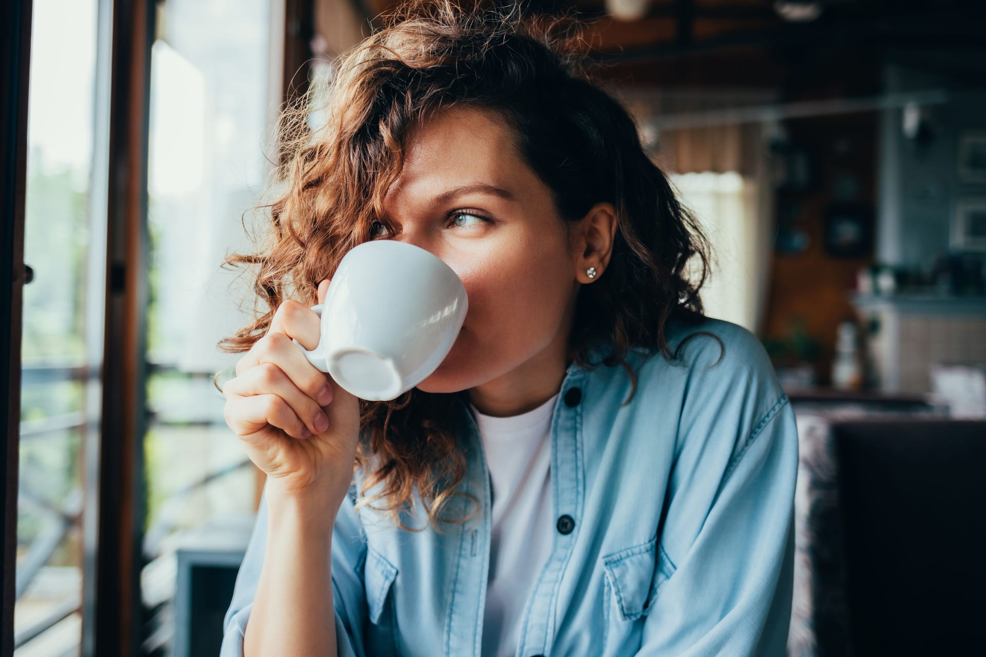 Kaffee am Morgen: Regelmäßiger Kaffeekonsum könnte gesund für Hals und Rachen sein.