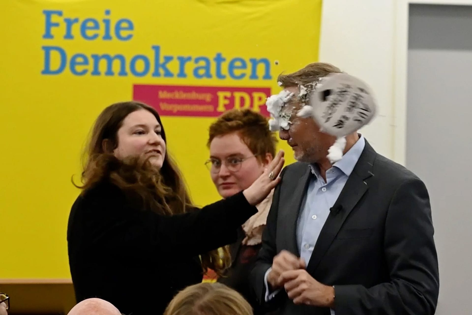 Lindner bei Auftritt mit Schaum beworfen