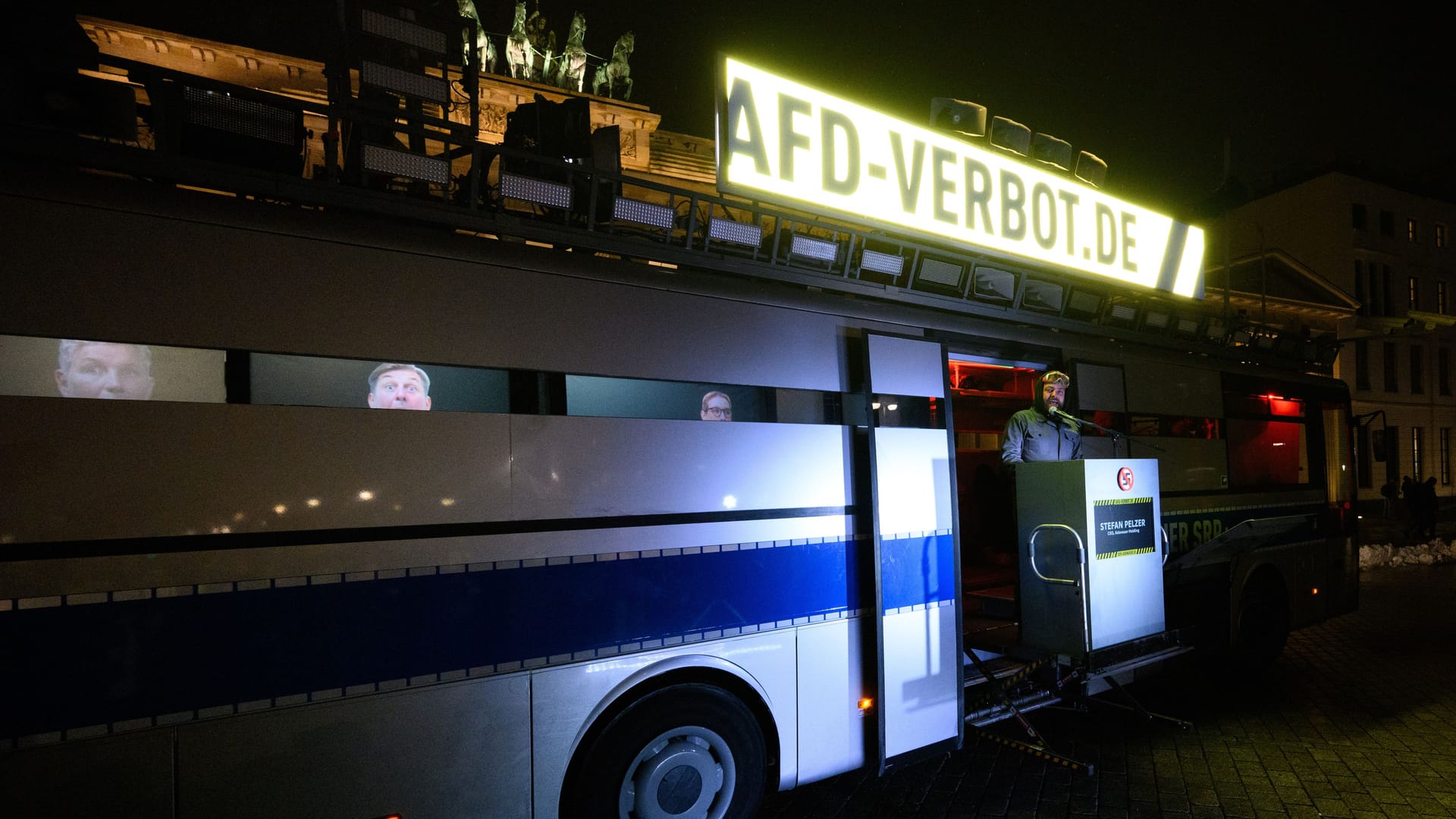Protestaktion vom "Zentrum für politische Schönheit" (ZPS) vor dem Brandenburger Tor am Freitagabend.