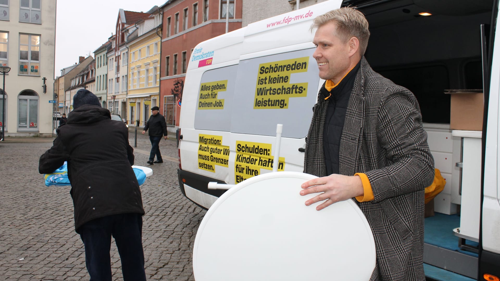 Christian Bartelt: Der Abgeordnete stellt die Tische für den Wahlkampf auf.