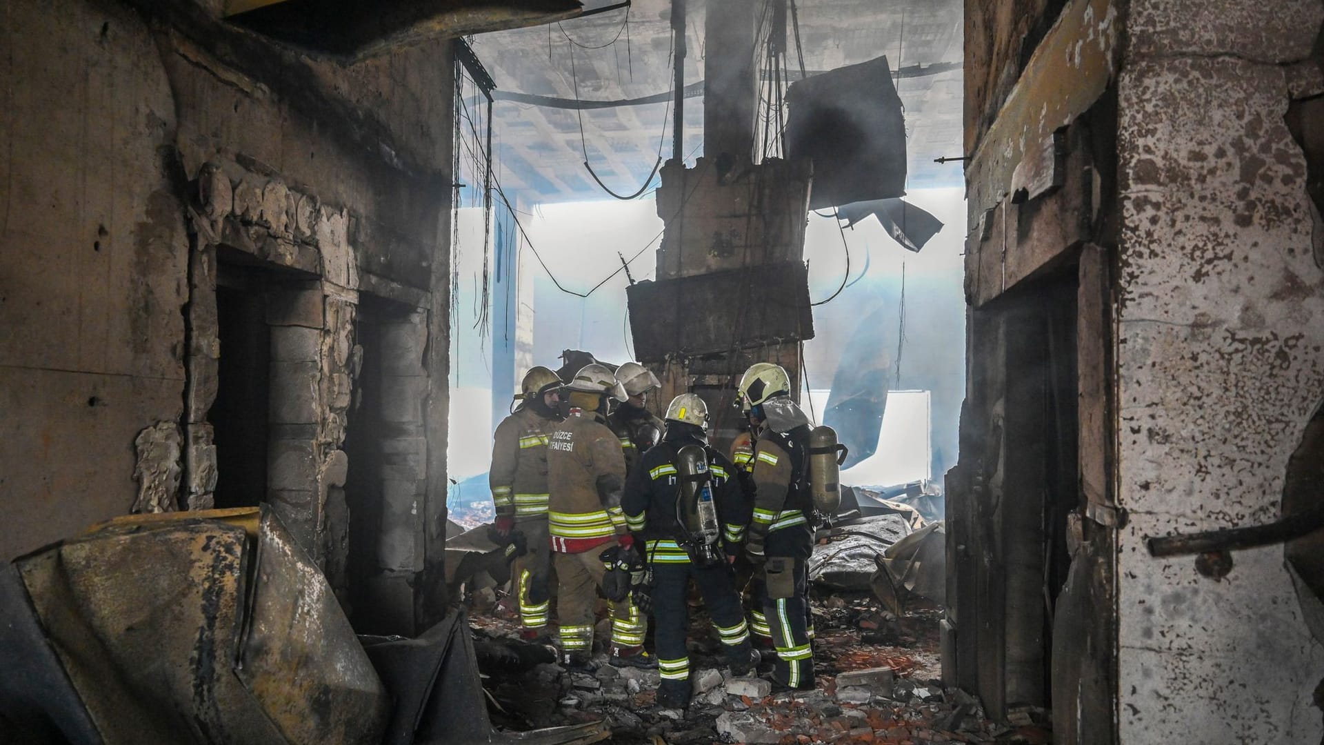 Feuerwehrleute arbeiten am Unglücksort.