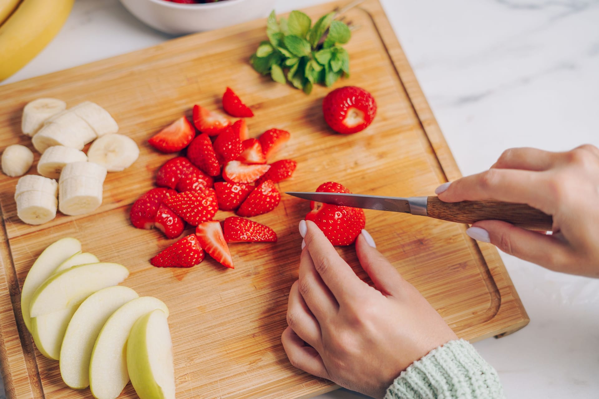 Frisches Obst: Bei einigen Sorten könnte man die übliche Verzehrweise überdenken.