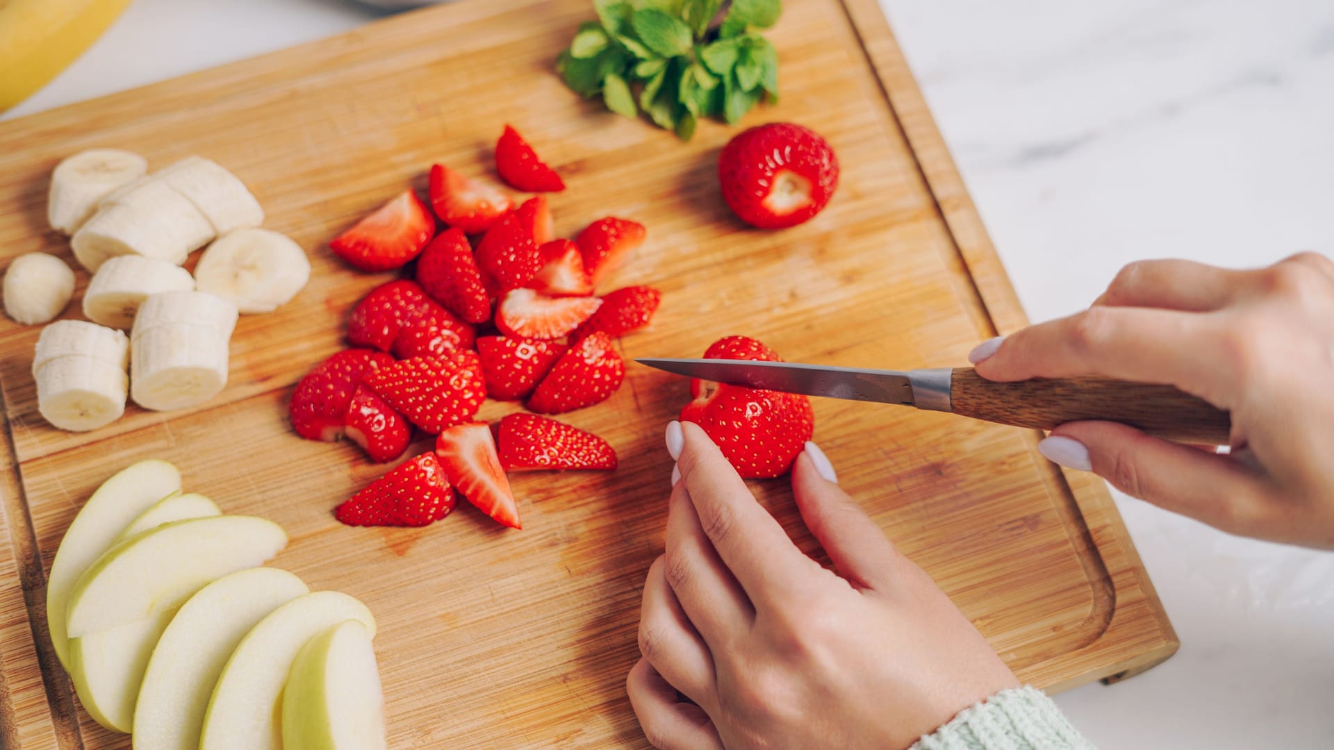 Frisches Obst: Bei einigen Sorten könnte man die übliche Verzehrweise überdenken.