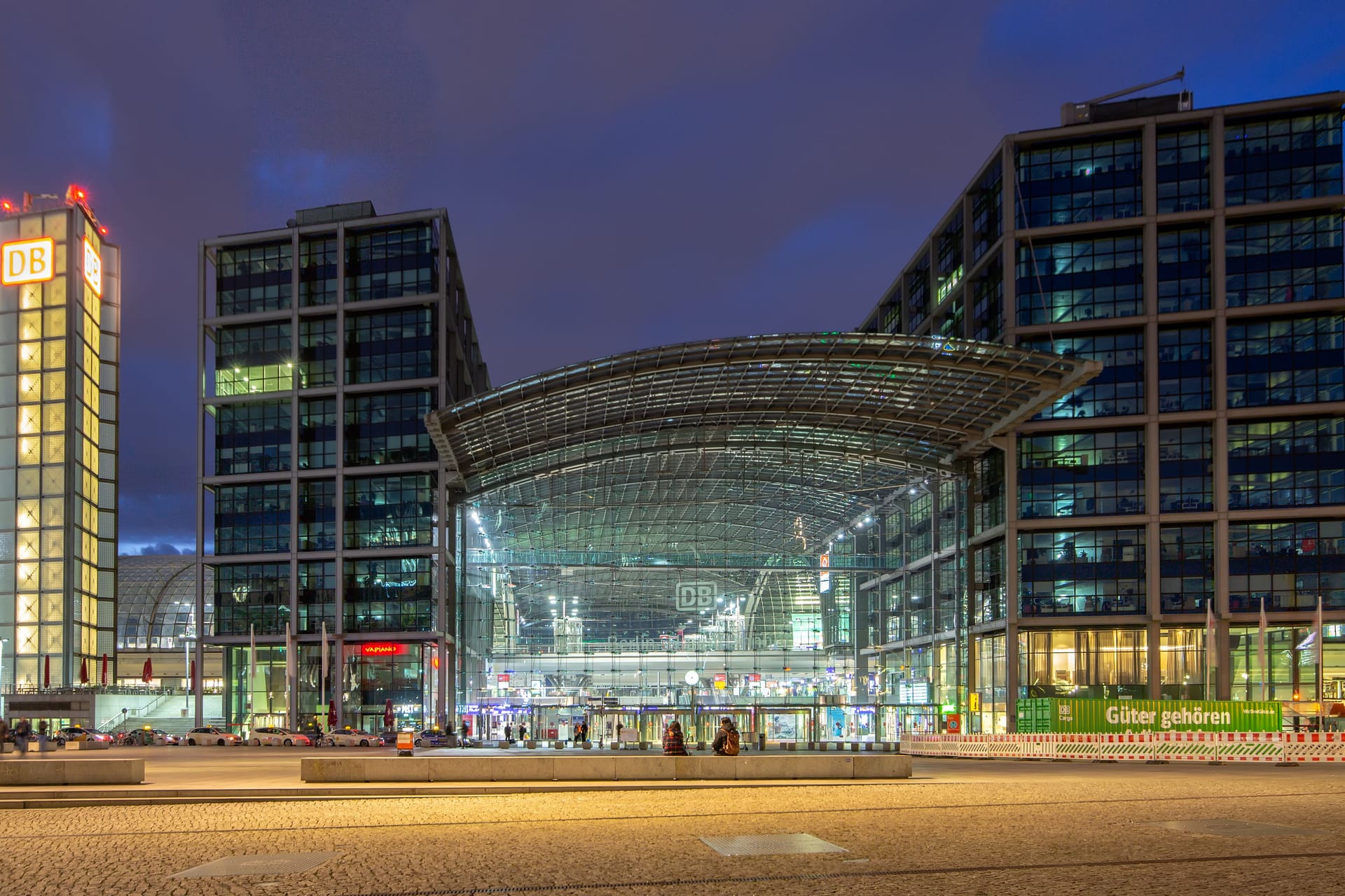 Hauptbahnhof in Berlin (Archivbild): Hier hat ein Mann eine Freu schwer verletzt.