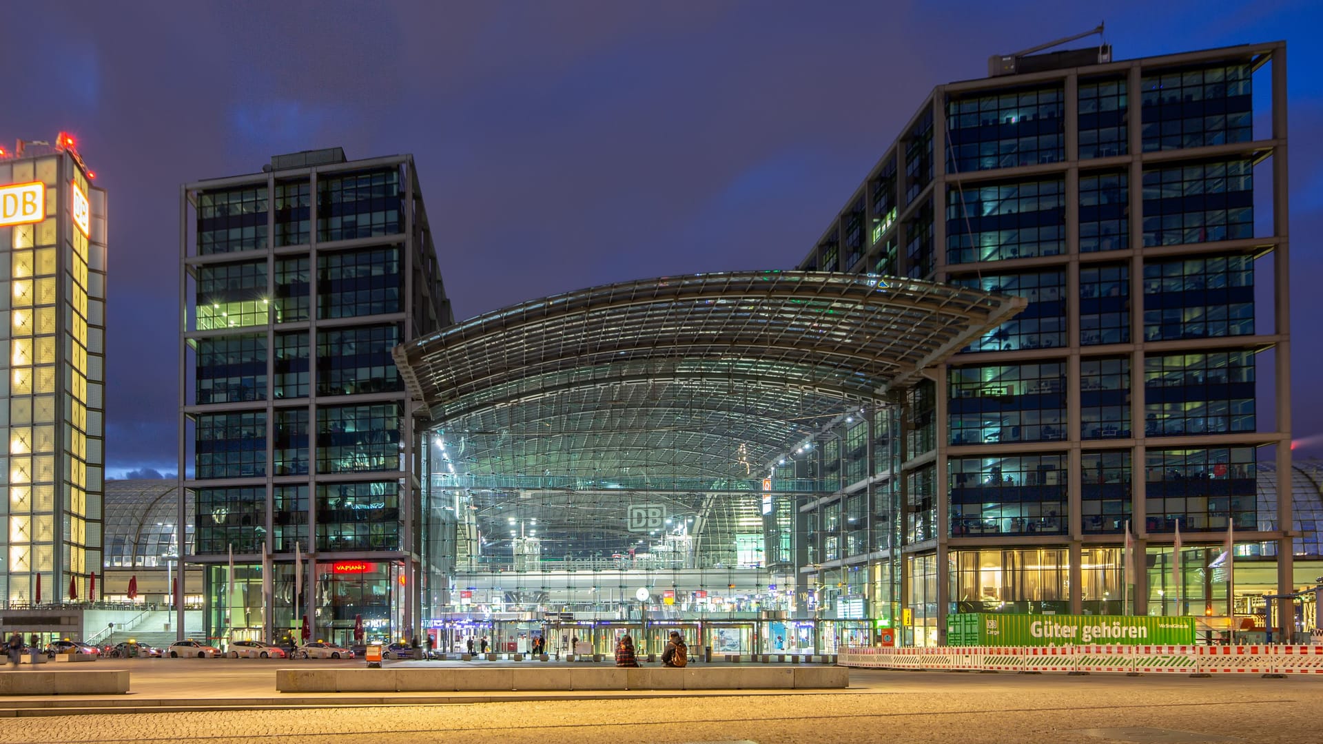 Hauptbahnhof in Berlin (Archivbild): Hier hat ein Mann eine Freu schwer verletzt.