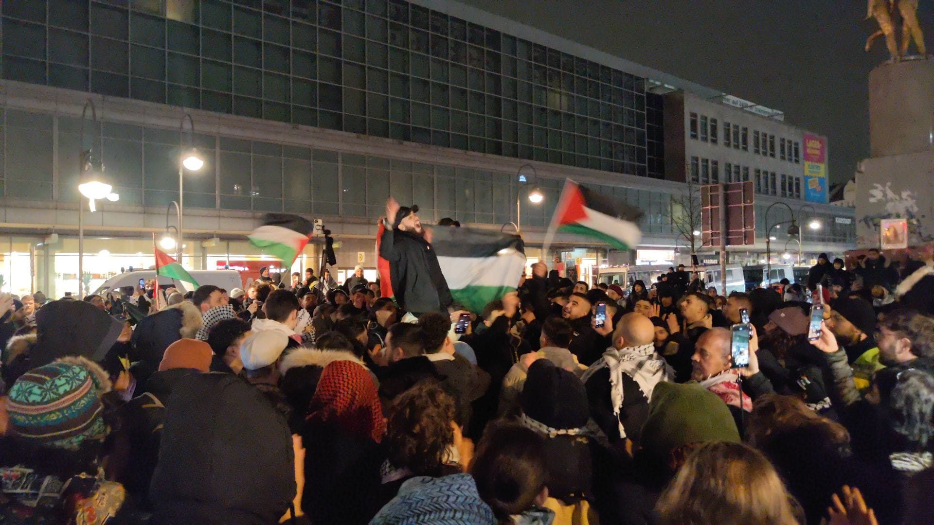 Feier von Palästina-Unterstützern auf dem Herrmannplatz in Neukölln am Mittwochabend.