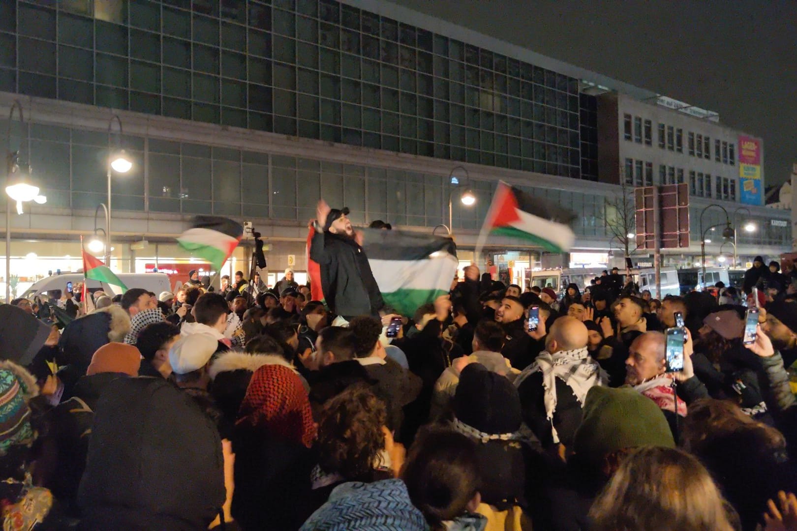 Feier von Palästina-Unterstützern auf dem Herrmannplatz in Neukölln am Mittwochabend.