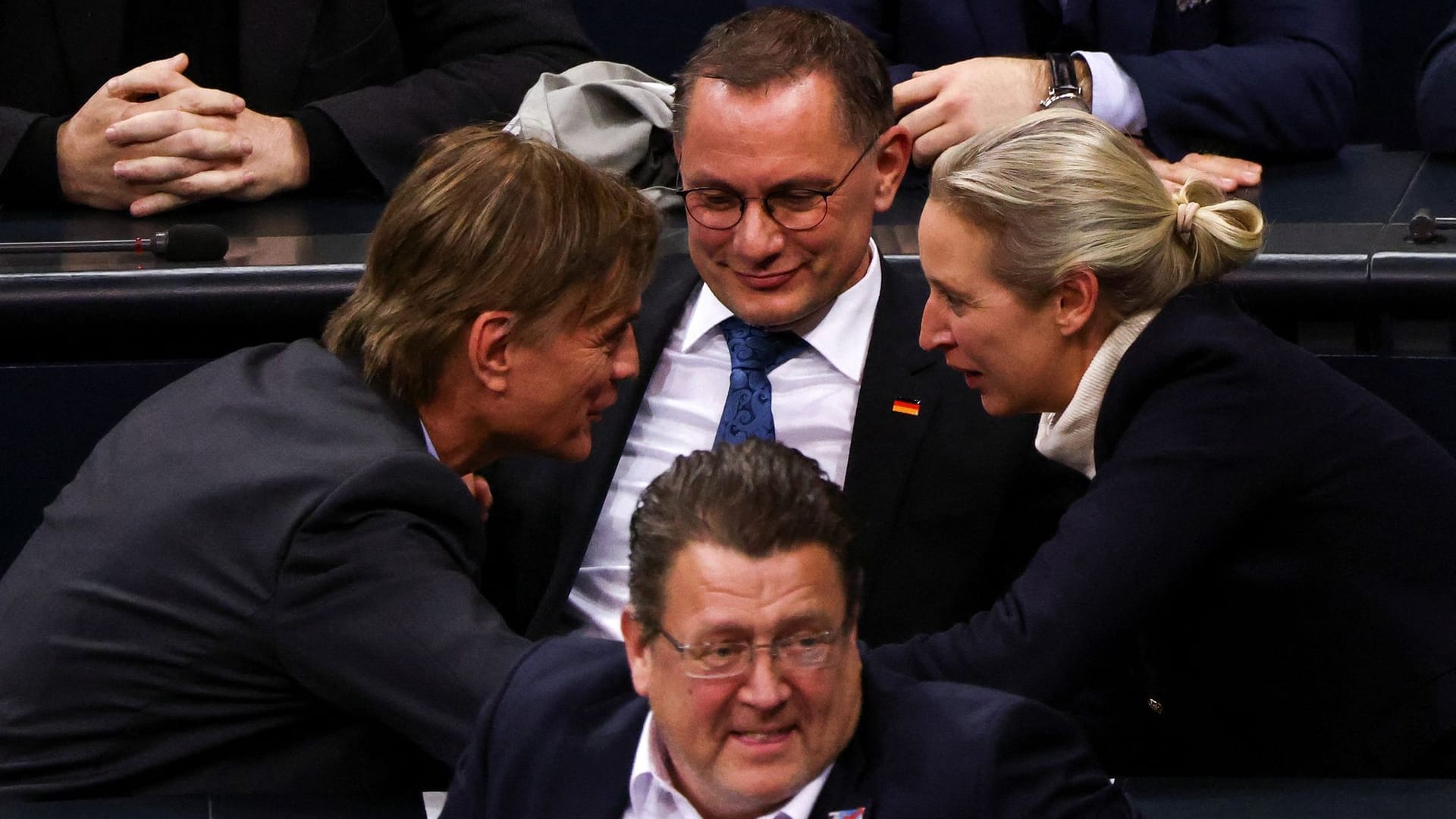 Tino Chrupalla, Alice Weidel, Stephan Brandner (v) und Bernd Baumann (l) feiern: Die Abstimmung ist für die AfD ein großer Erfolg.