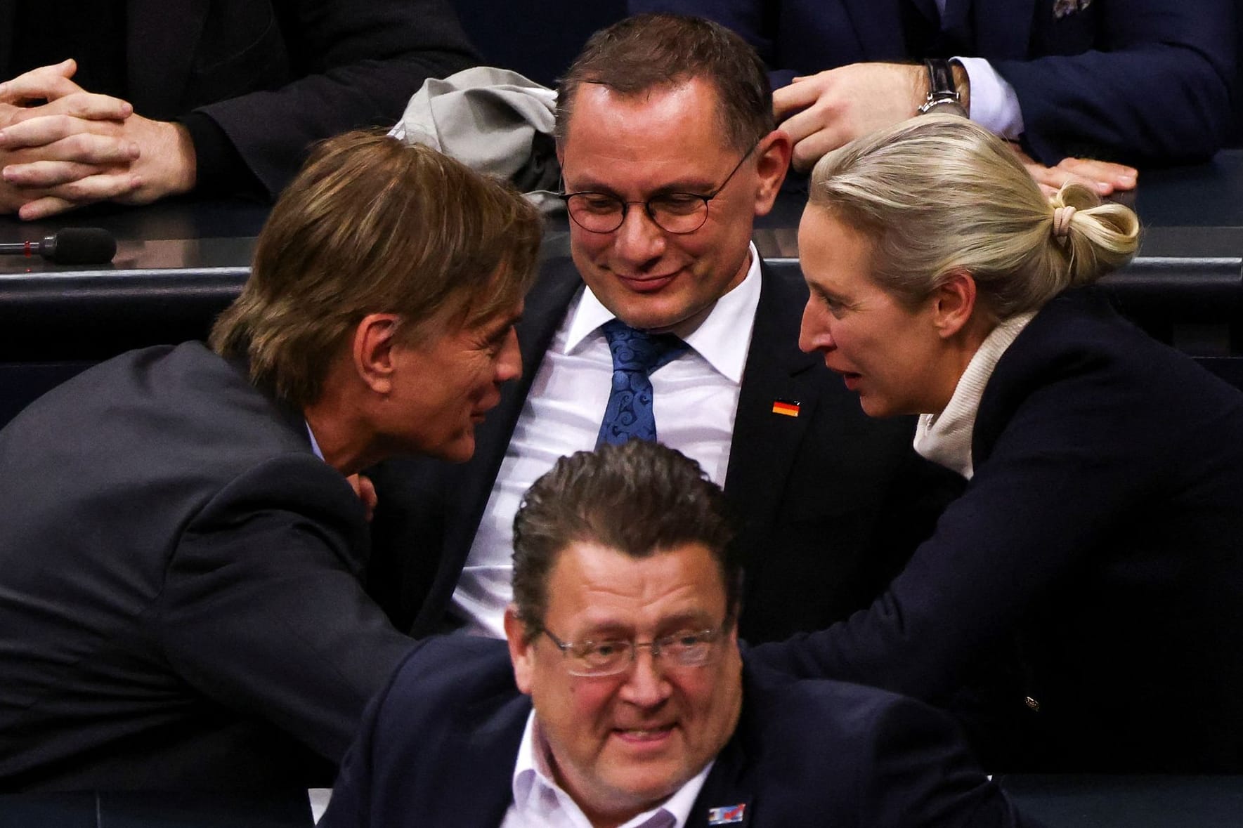 Tino Chrupalla, Alice Weidel, Stephan Brandner (v) und Bernd Baumann (l) feiern: Die Abstimmung ist für die AfD ein großer Erfolg.