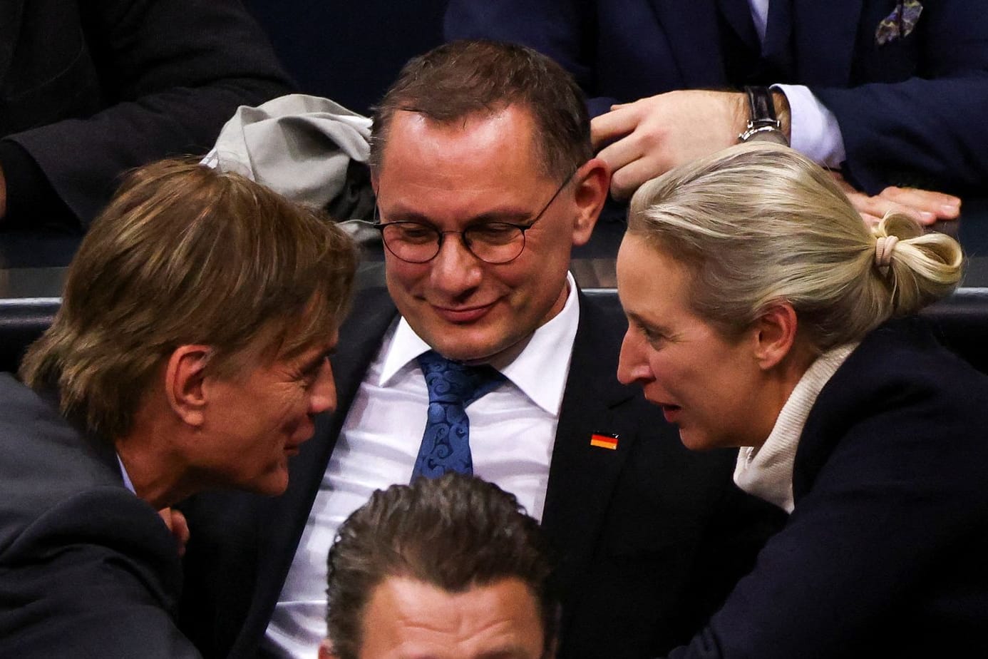 Tino Chrupalla, Alice Weidel, Stephan Brandner (v) und Bernd Baumann (l) feiern: Die Abstimmung ist für die AfD ein großer Erfolg.