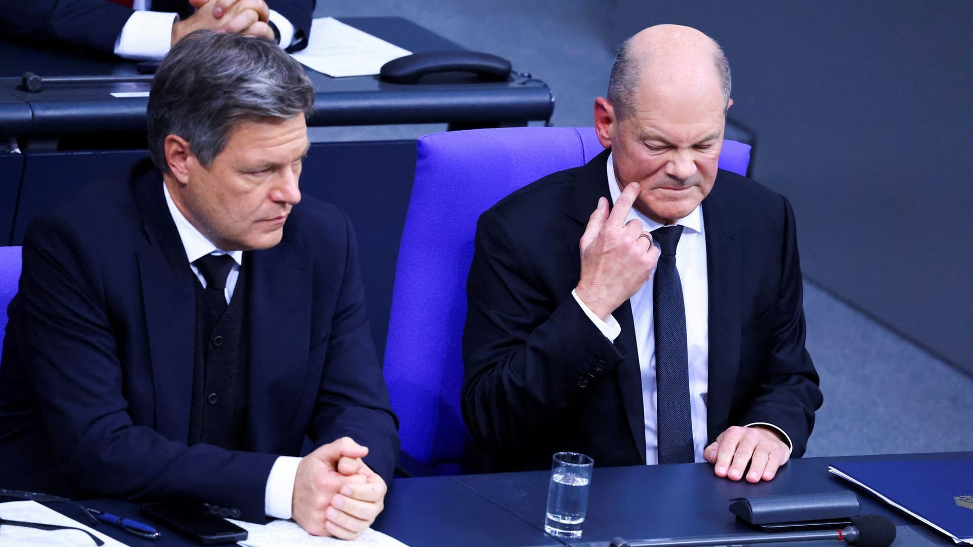 Vizekanzler Robert Habeck (Die Grünen) und Kanzler Olaf Scholz (SPD) bei der Rede von Friedrich Merz im Bundestag.