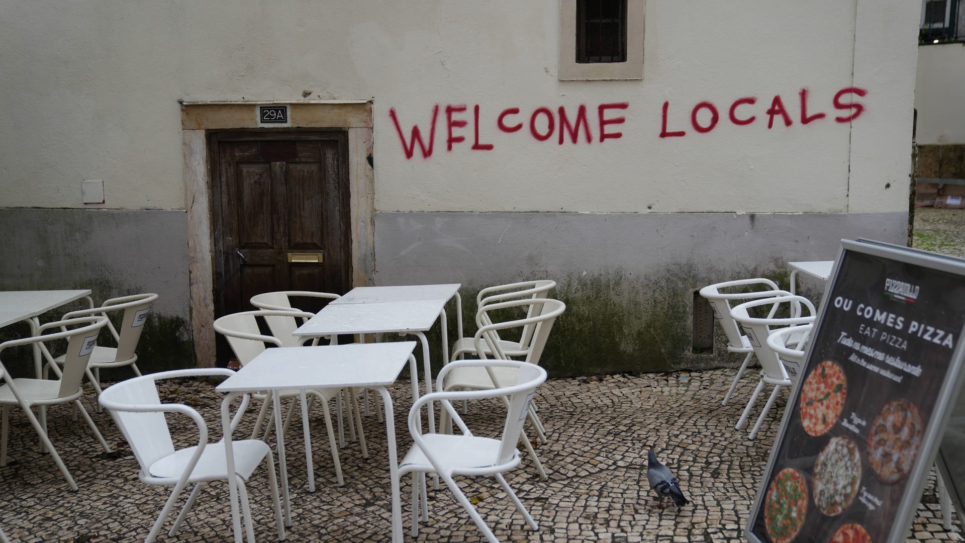 "Einheimische willkommen" steht an der Wand eines Lokals in Lissabon.