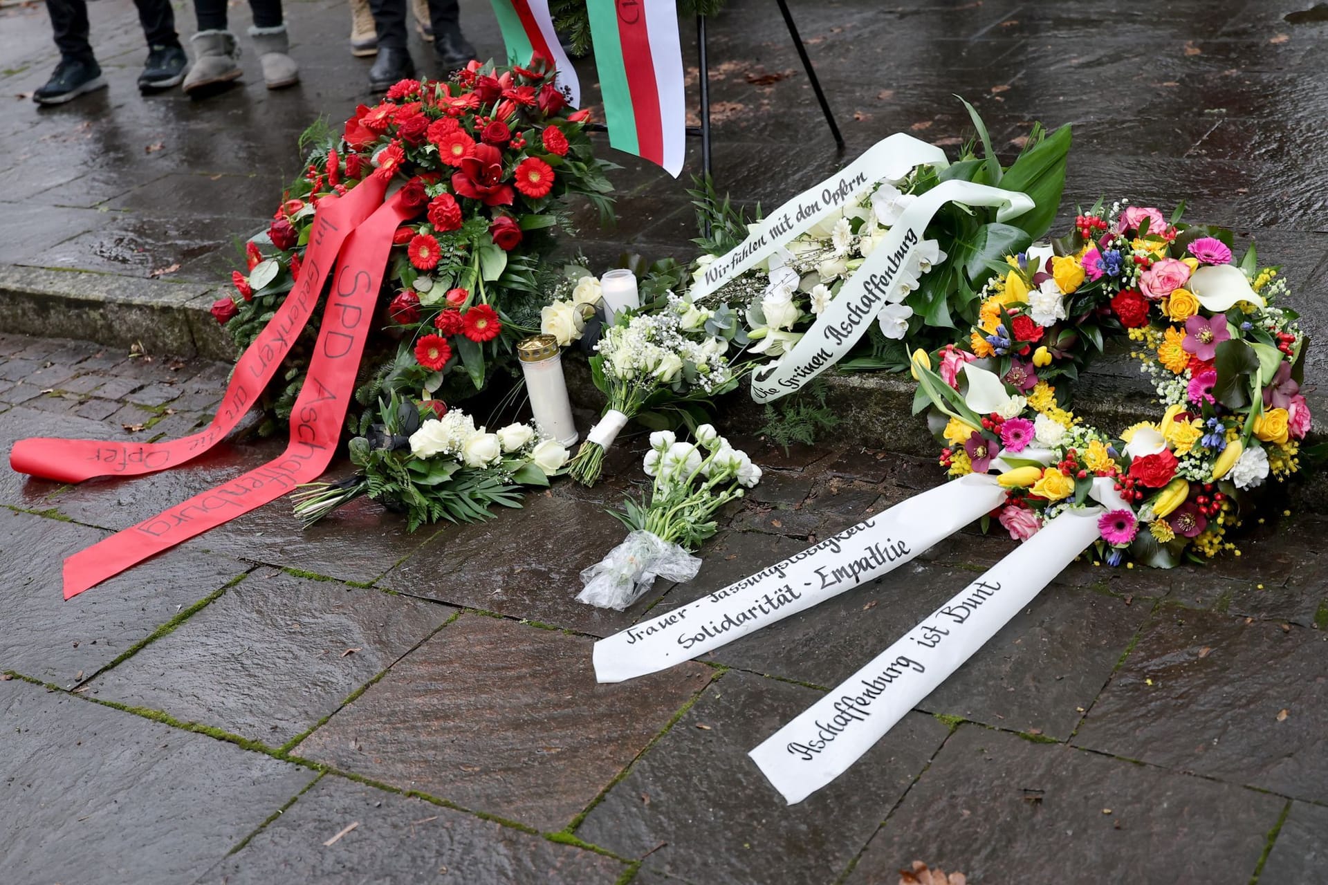 Aschaffenburg: Kränze und Blumen liegen nach dem tödlichen Angriff in einem Park.