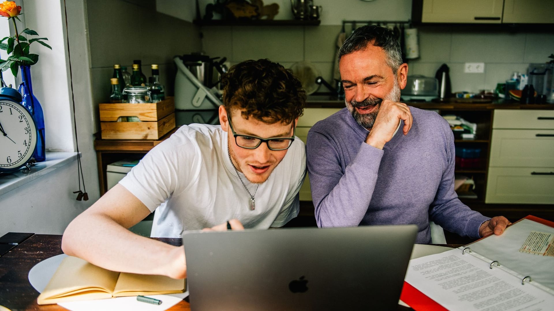 Vater und Sohn am Computer