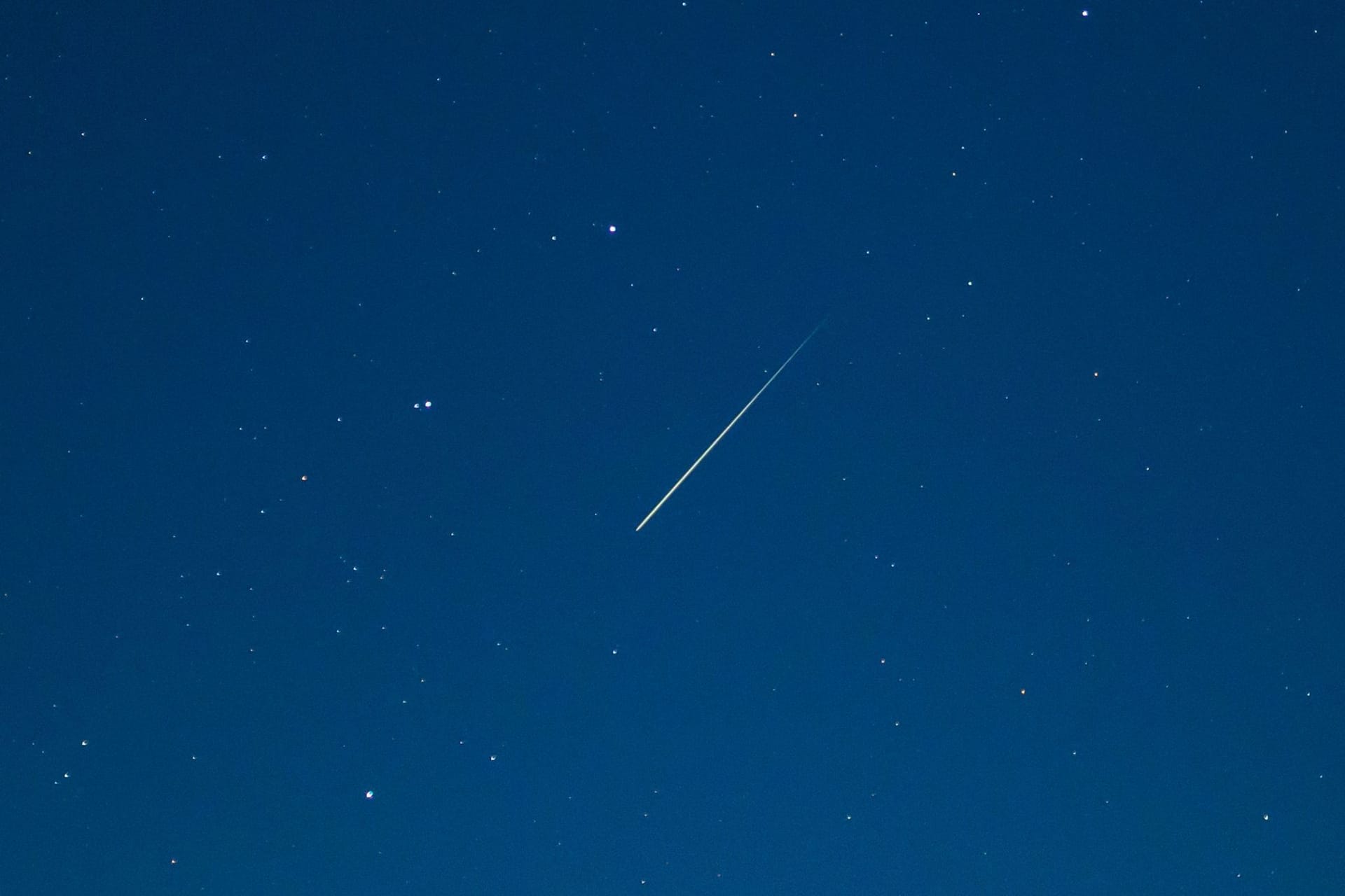 Meteorstrom der Geminiden am Nachthimmel