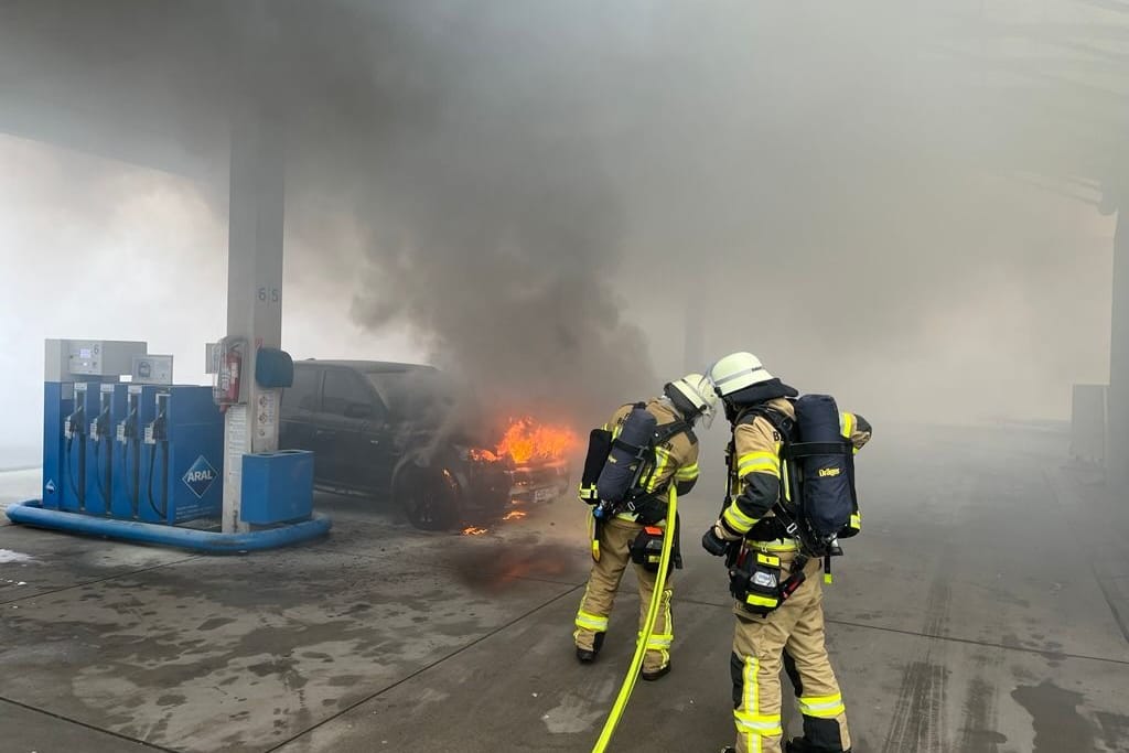 Einsatzkräfte am Brandort: Die Feuerwehr konnte die Flammen löschen.