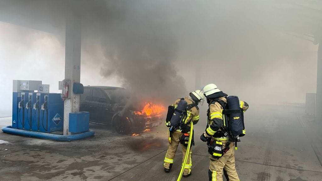 Einsatzkräfte am Brandort: Die Feuerwehr konnte die Flammen löschen.