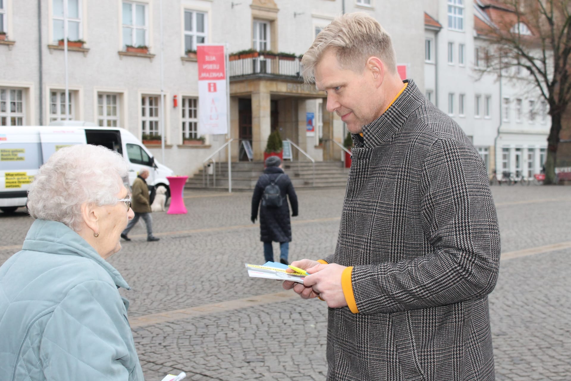 Christian Bartelt: Auf dem Marktplatz kommt er mit Menschen ins Gespräch.