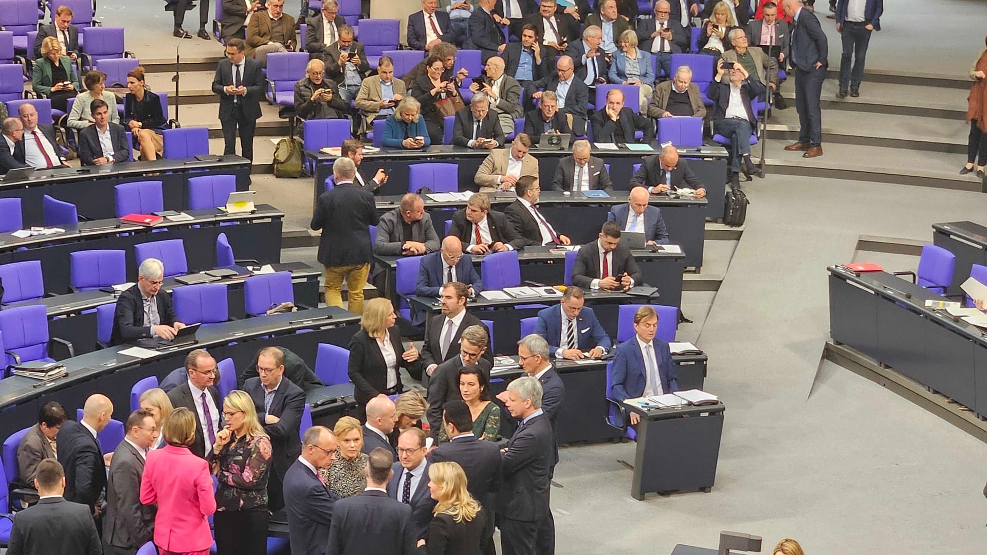 Die gesamte Führungsriege der Union ist zurück im Plenum und unterhält sich. Die Pause wird dennoch ein viertes Mal verlängert.