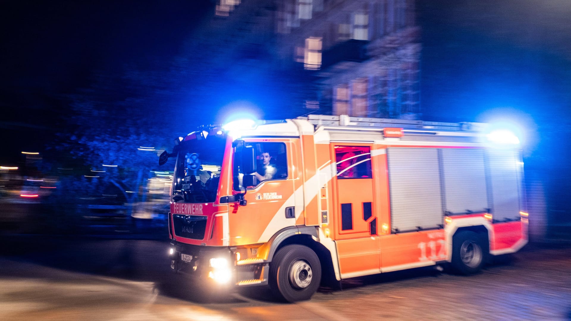 Feuerwehr Berlin im Einsatz (Archivbild): In einem Wohnhaus hat es gebrannt.