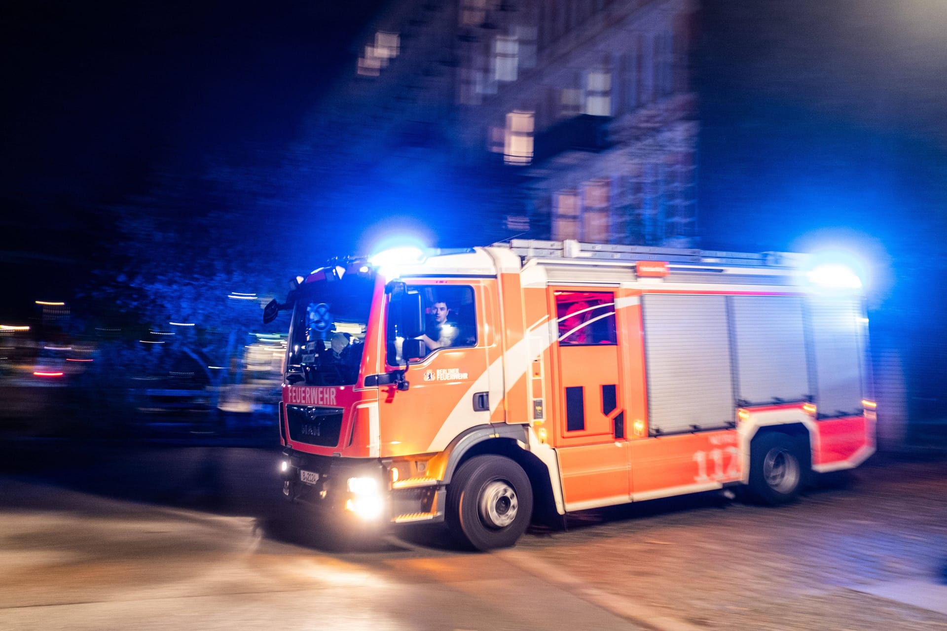 Feuerwehr Berlin im Einsatz (Archivbild): In einem Wohnhaus hat es gebrannt.