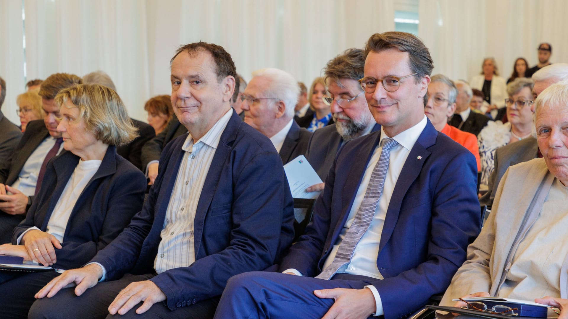 Jacques Tilly neben NRW-Ministerpräsident Hendrik Wüst. (Archivfoto)