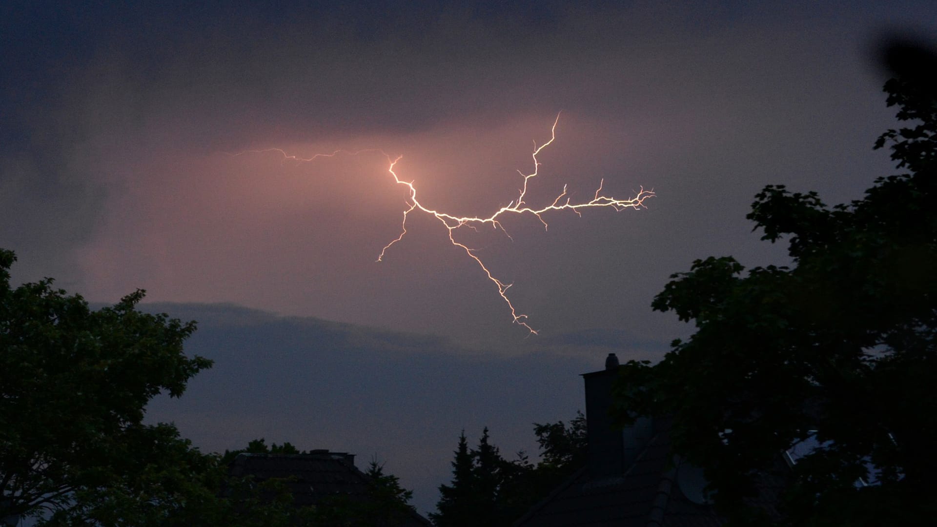 Starke Gewitter ziehen über Nordrhein-Westfalen hinweg (Archivbild): In Köln und der Region wird am Montag eine heftige Sturmfront erwartet.