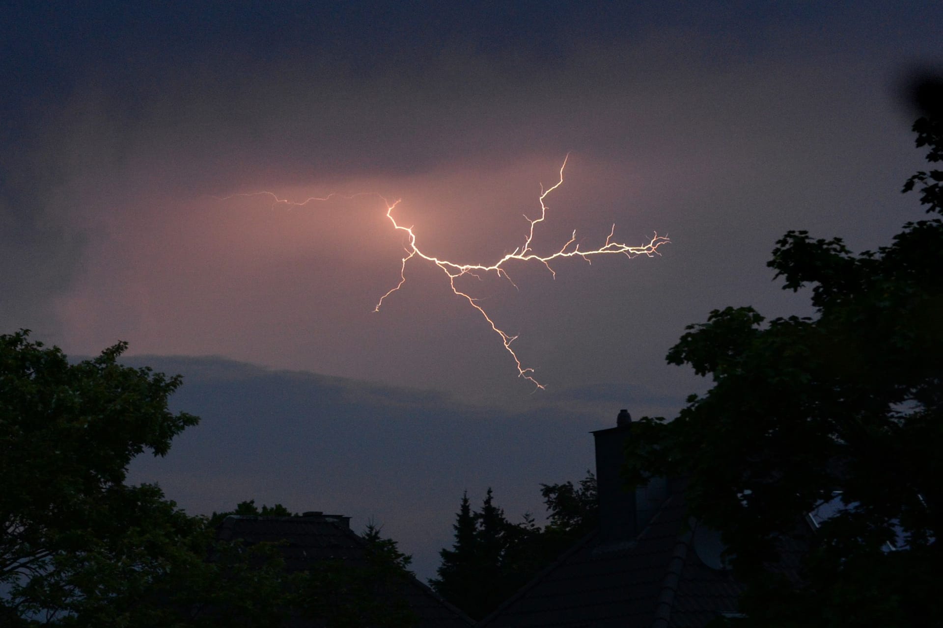 Starke Gewitter ziehen über Nordrhein-Westfalen hinweg (Archivbild): In Köln und der Region wird am Montag eine heftige Sturmfront erwartet.