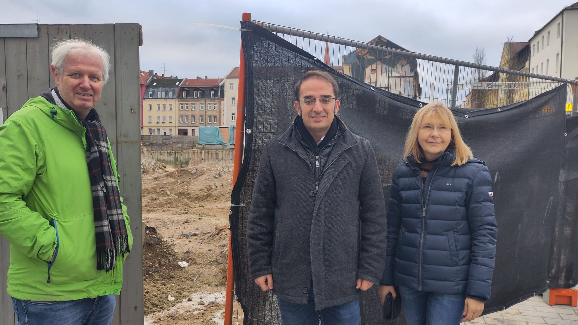 Sören Schöne, Ümit Sormaz und Karin Schöne (v. l. n. r.) vor der Baugrube am Aufseßplatz: Sie beklagen eine Verwahrlosung des Viertels.