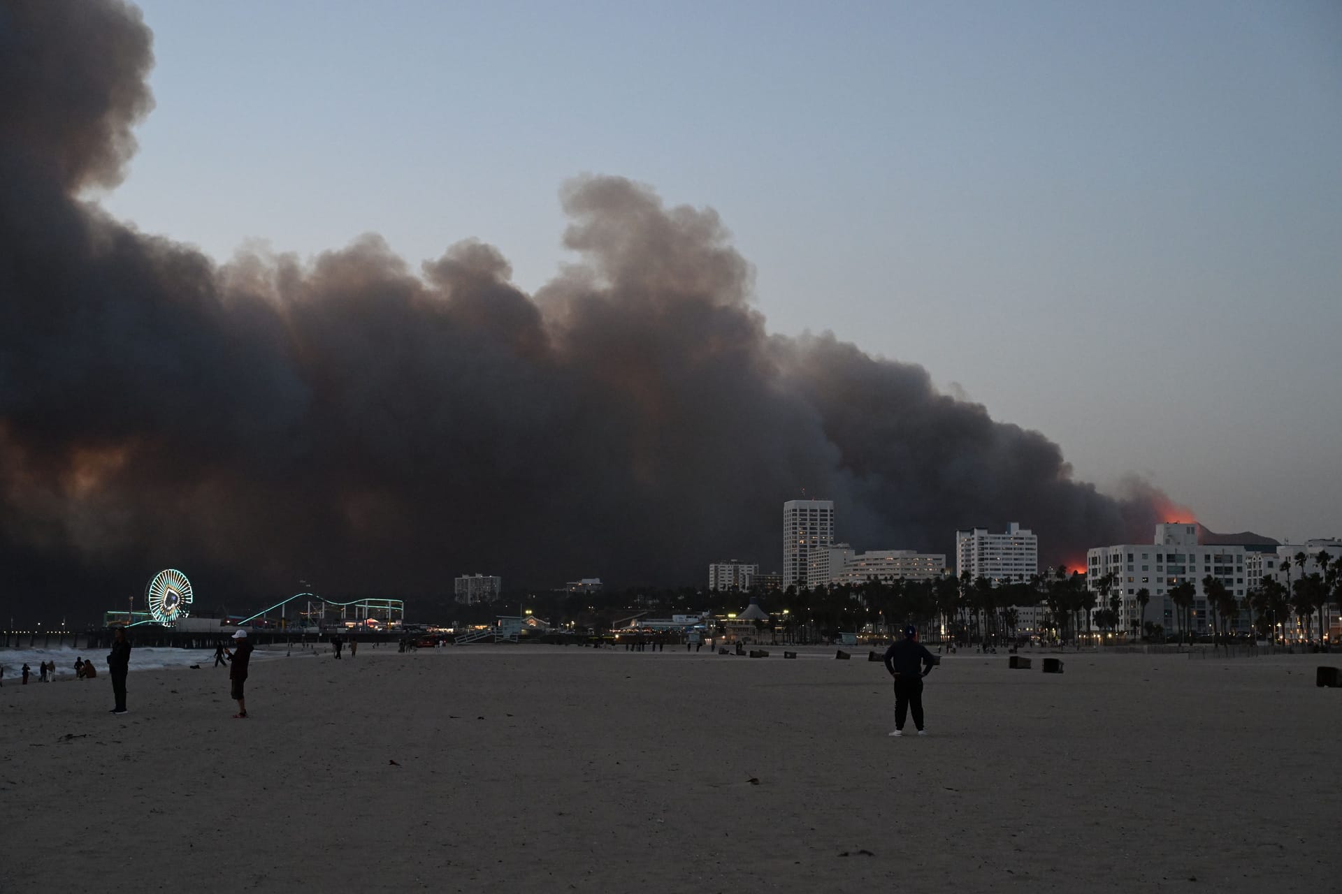 Eine meterhohe Rauchsäule und Feuer nahe dem Santa Monica Pier.