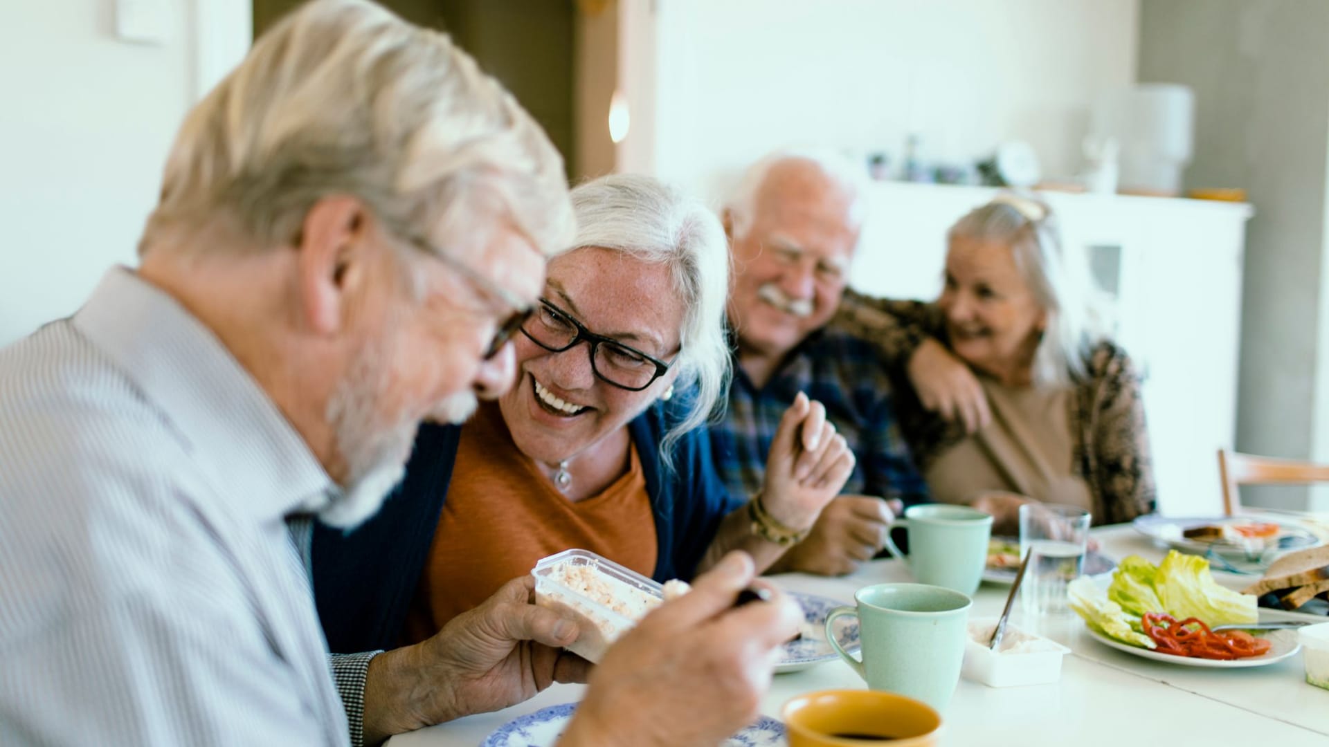 Gruppe von Senioren beim Frühstück