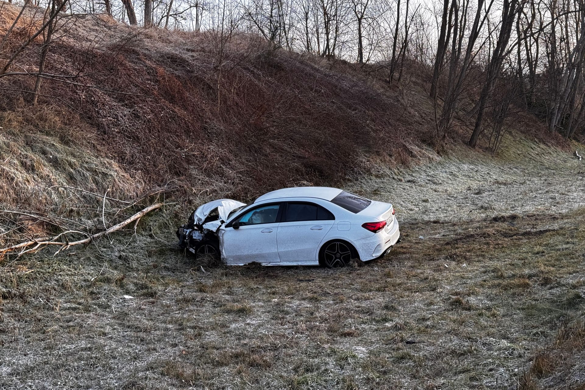 Der Mercedes landete in der Böschung: Der Fahrer machte sich danach auf und davon.