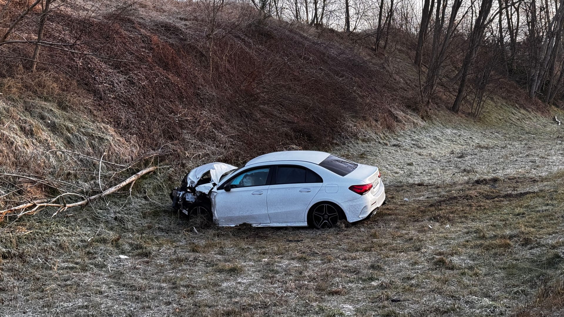 Der Mercedes landete in der Böschung: Der Fahrer machte sich danach auf und davon.