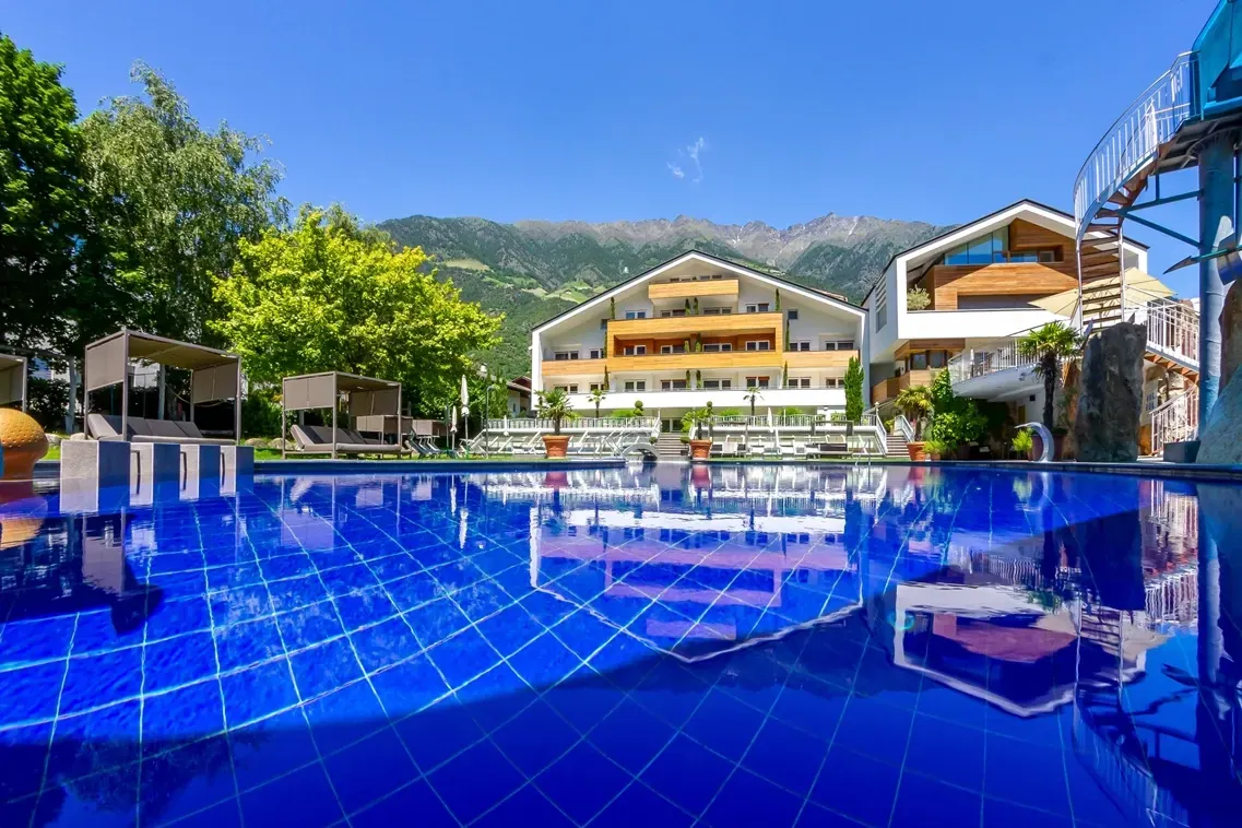 Hier will jedes Kind sofort in den Pool hopsen: Das "Familien-Wellness Residence Tyrol" wurde von kinderhotel.info zum besten Familienhotel Europas gewählt.