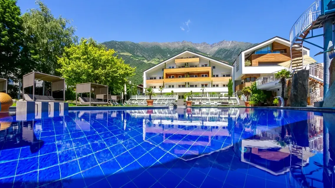 Hier will jedes Kind sofort in den Pool hopsen: Das "Familien-Wellness Residence Tyrol" wurde von kinderhotel.info zum besten Familienhotel Europas gewählt.