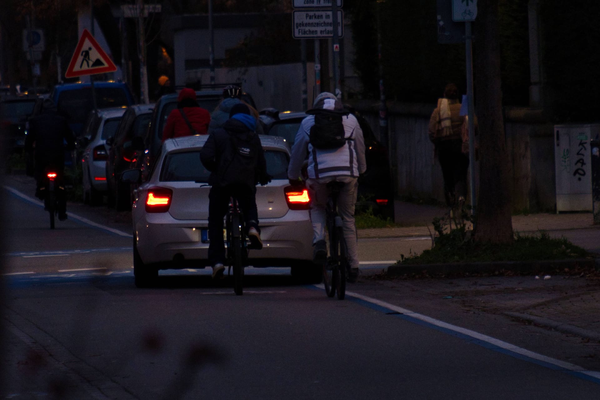 Fahradfahrer bei Dunkelheit mit und ohne Beleuchtung unterwegs