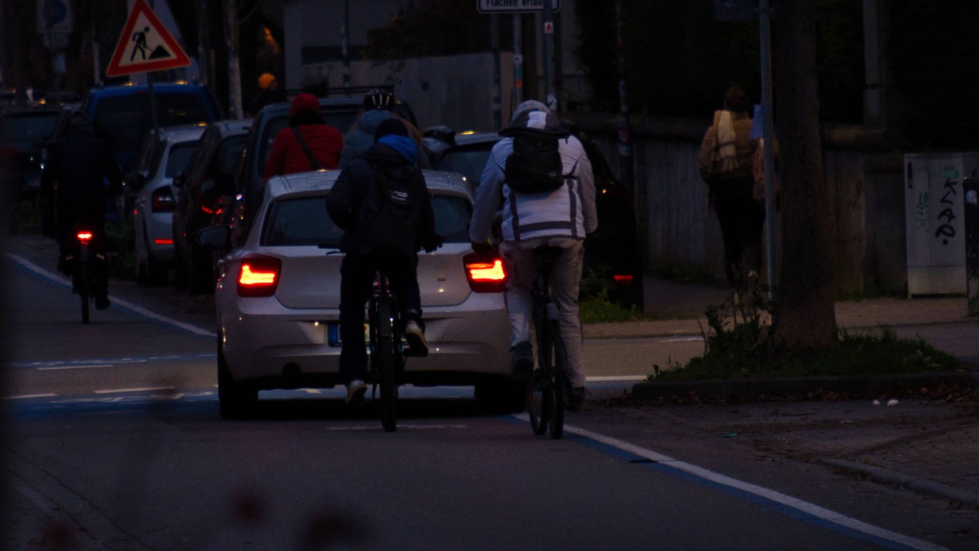 Fahradfahrer bei Dunkelheit mit und ohne Beleuchtung unterwegs