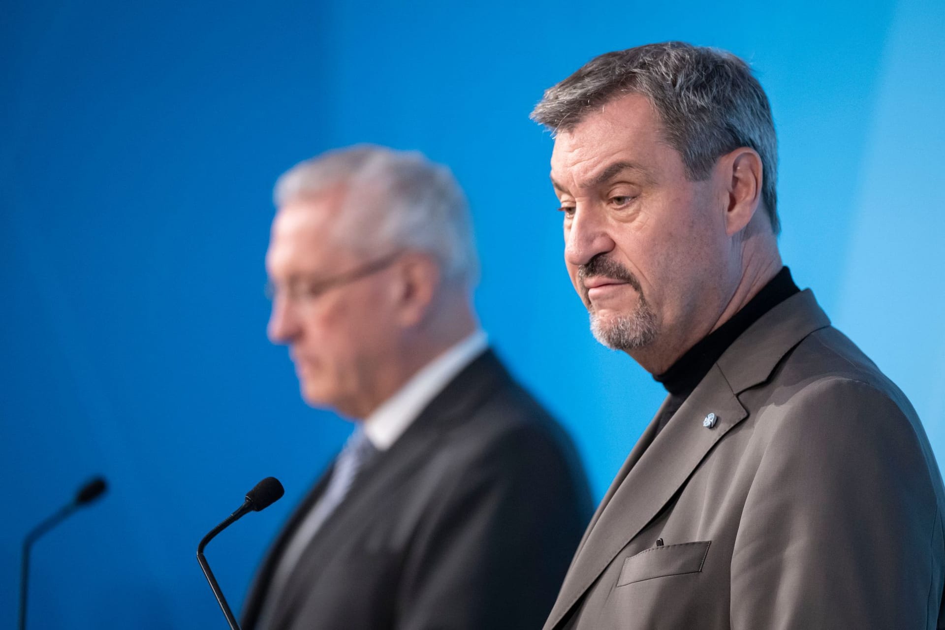 Der bayerische Ministerpräsident Markus Söder (rechts) und Bayerns Innenminister Joachim Herrmann bei einer Pressekonferenz.