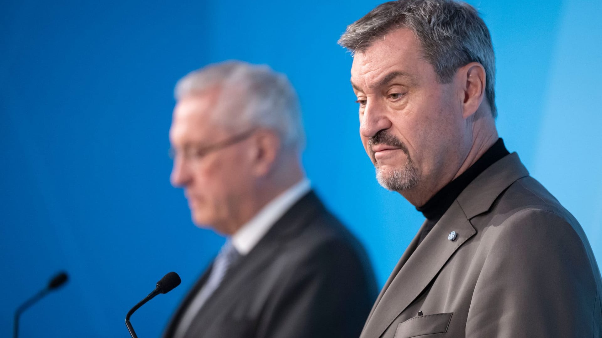 Der bayerische Ministerpräsident Markus Söder (rechts) und Bayerns Innenminister Joachim Herrmann bei einer Pressekonferenz.