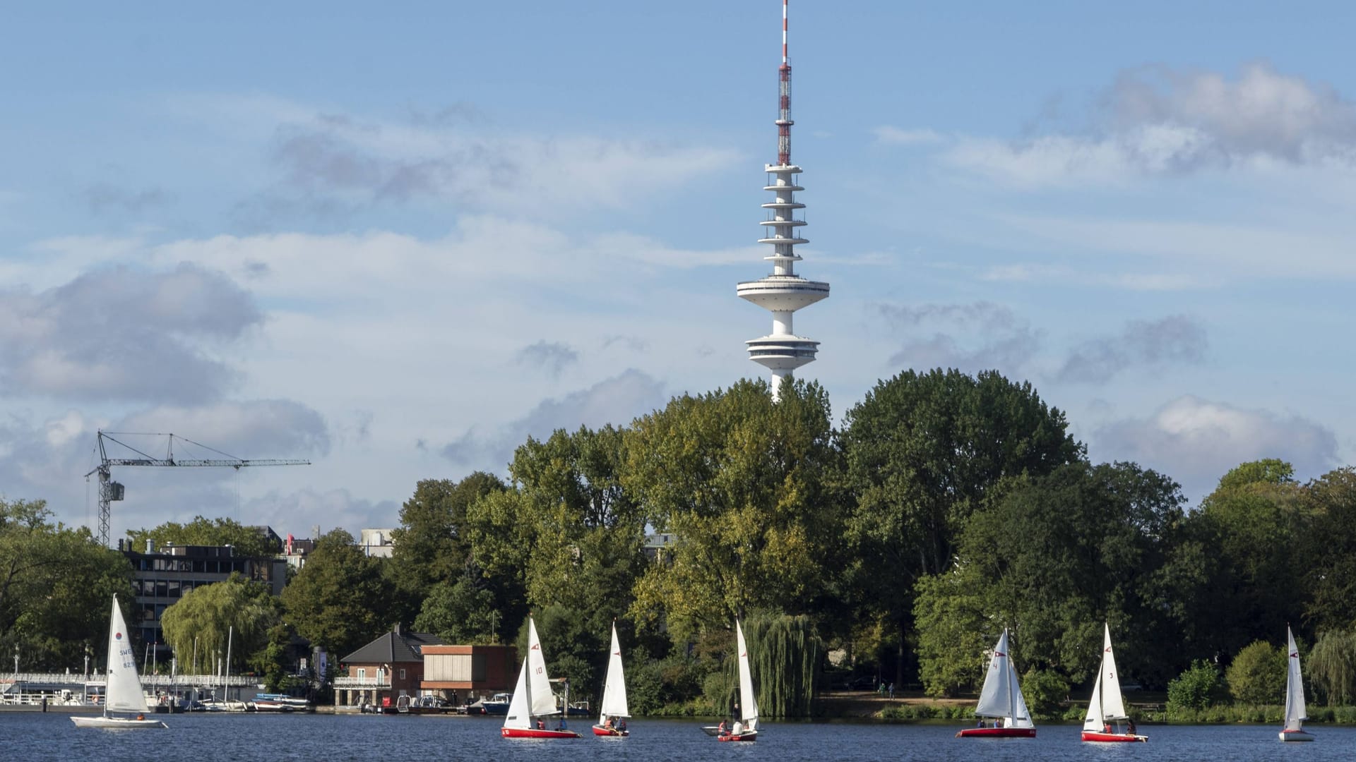 Blick auf die Alster und den Fernsehturm (Archivbild): Das Hamburger Wahrzeichen soll bald wieder für Besucher geöffnet werden.